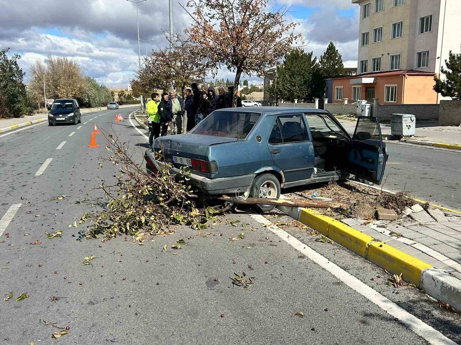 Tırla çarpışan otomobil refüje çıktı
