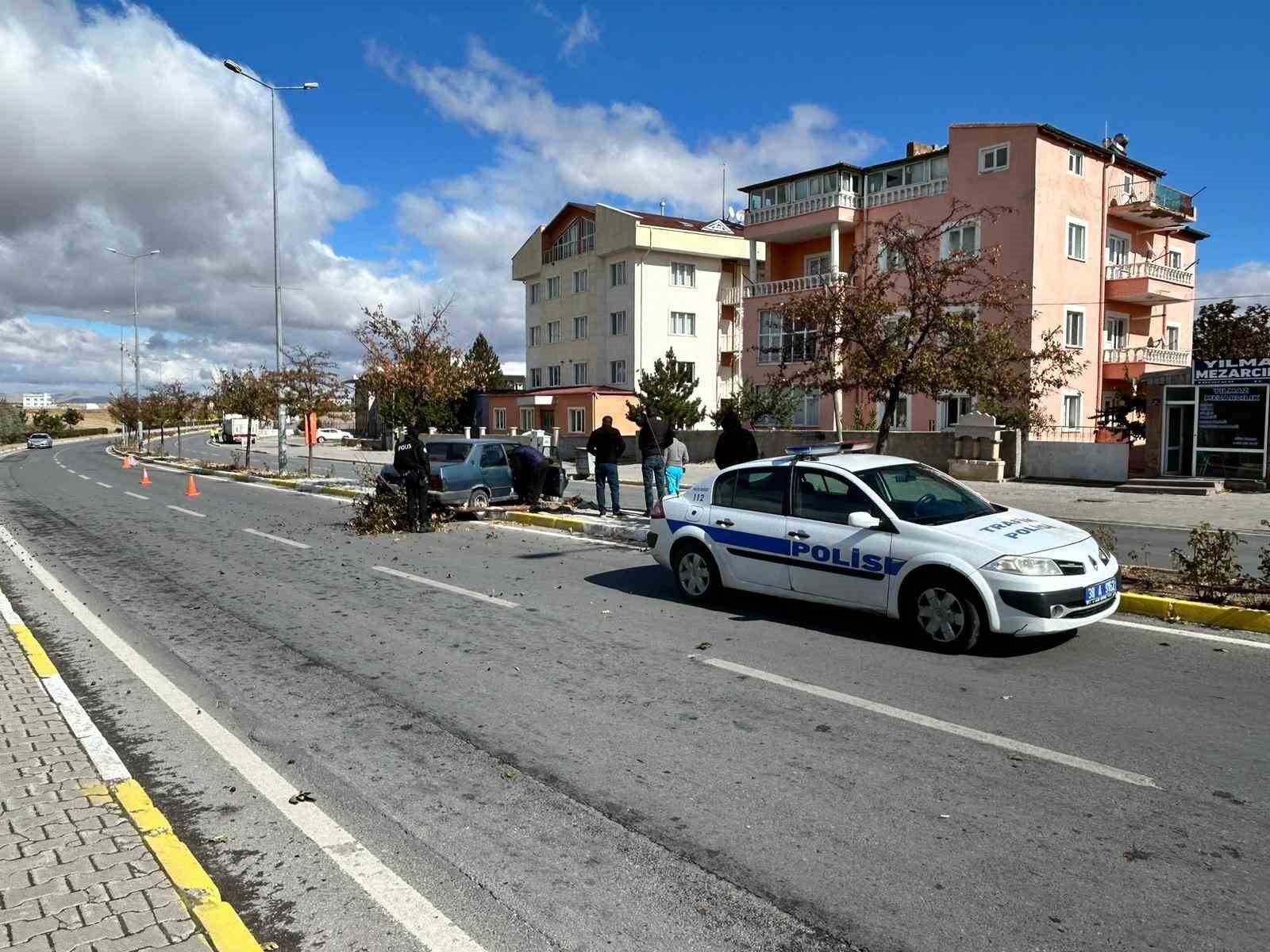 Tırla çarpışan otomobil refüje çıktı
