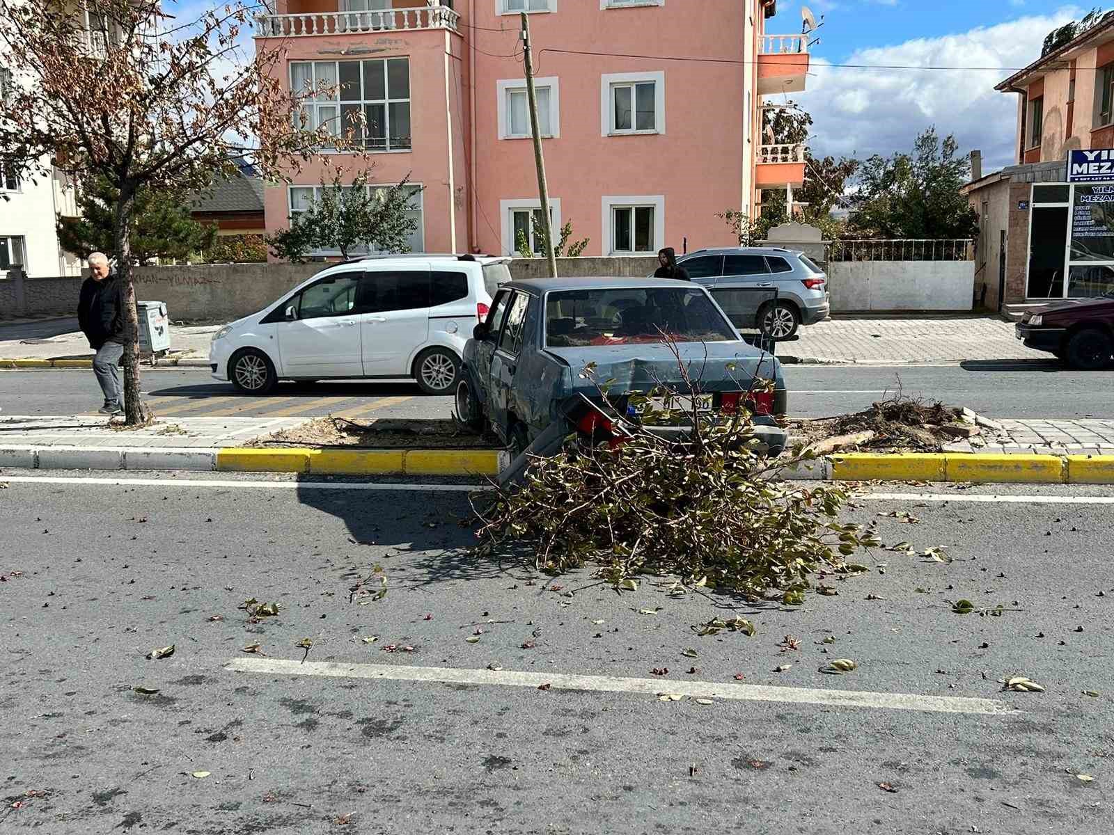 Tırla çarpışan otomobil refüje çıktı
