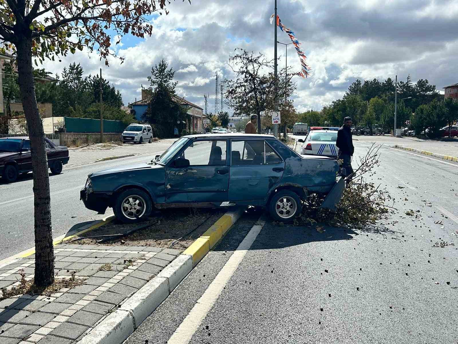 Tırla çarpışan otomobil refüje çıktı
