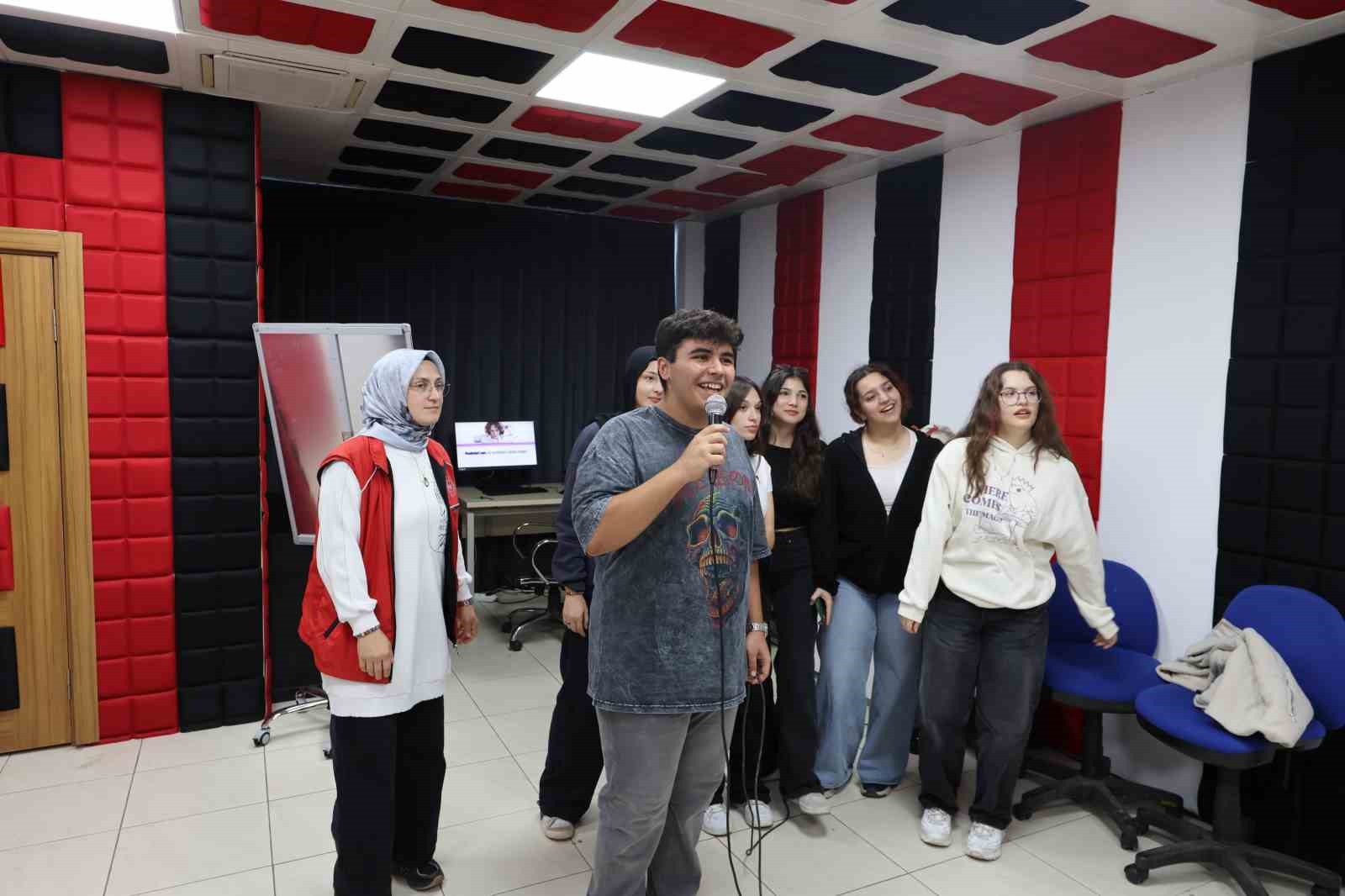 Gençlik Merkezi’nde karaoke sınıfı açıldı
