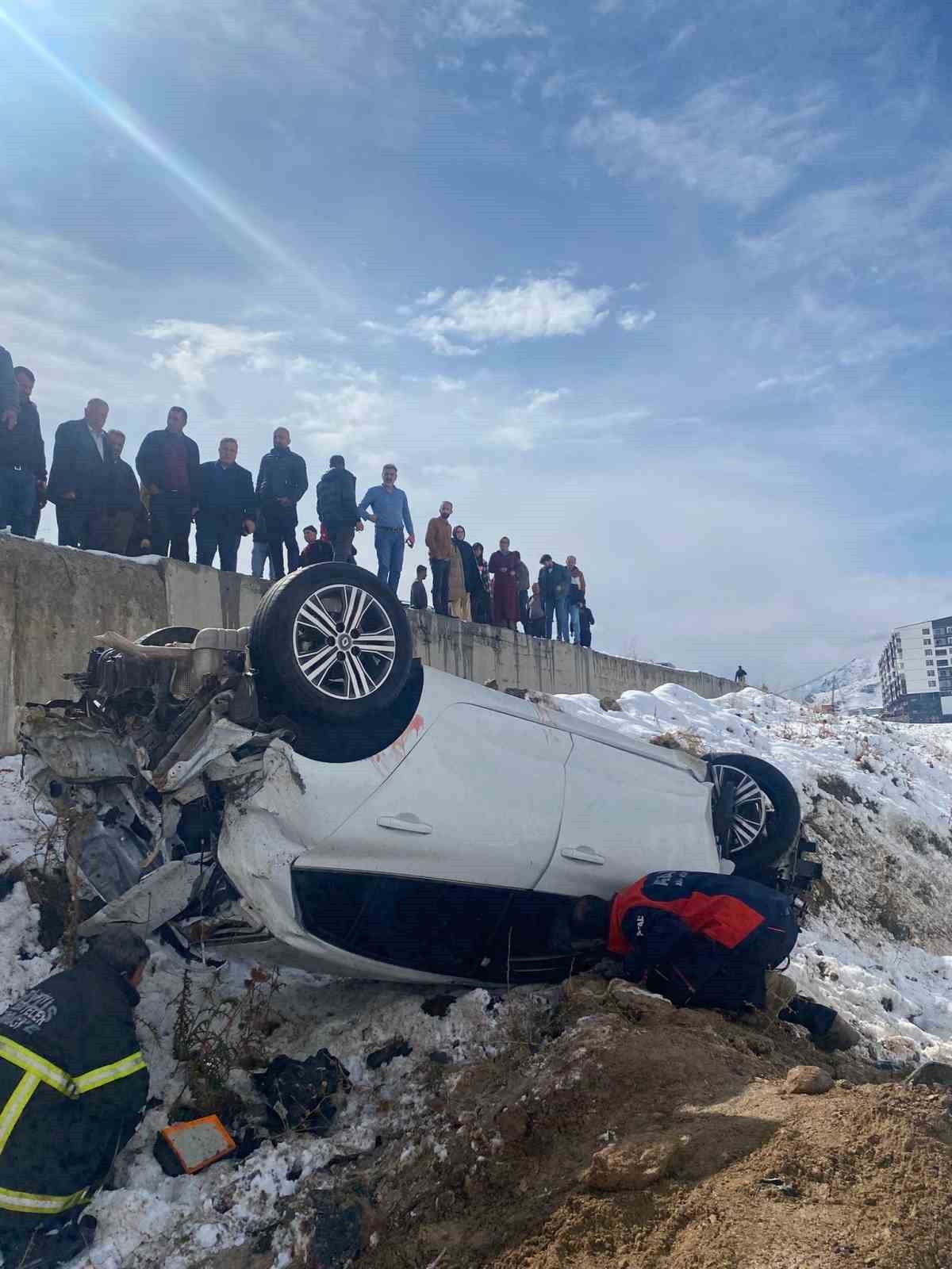 Kontrolden çıkan otomobil yayaya çarptıktan sonra takla attı: 1 ölü, 1 yaralı
