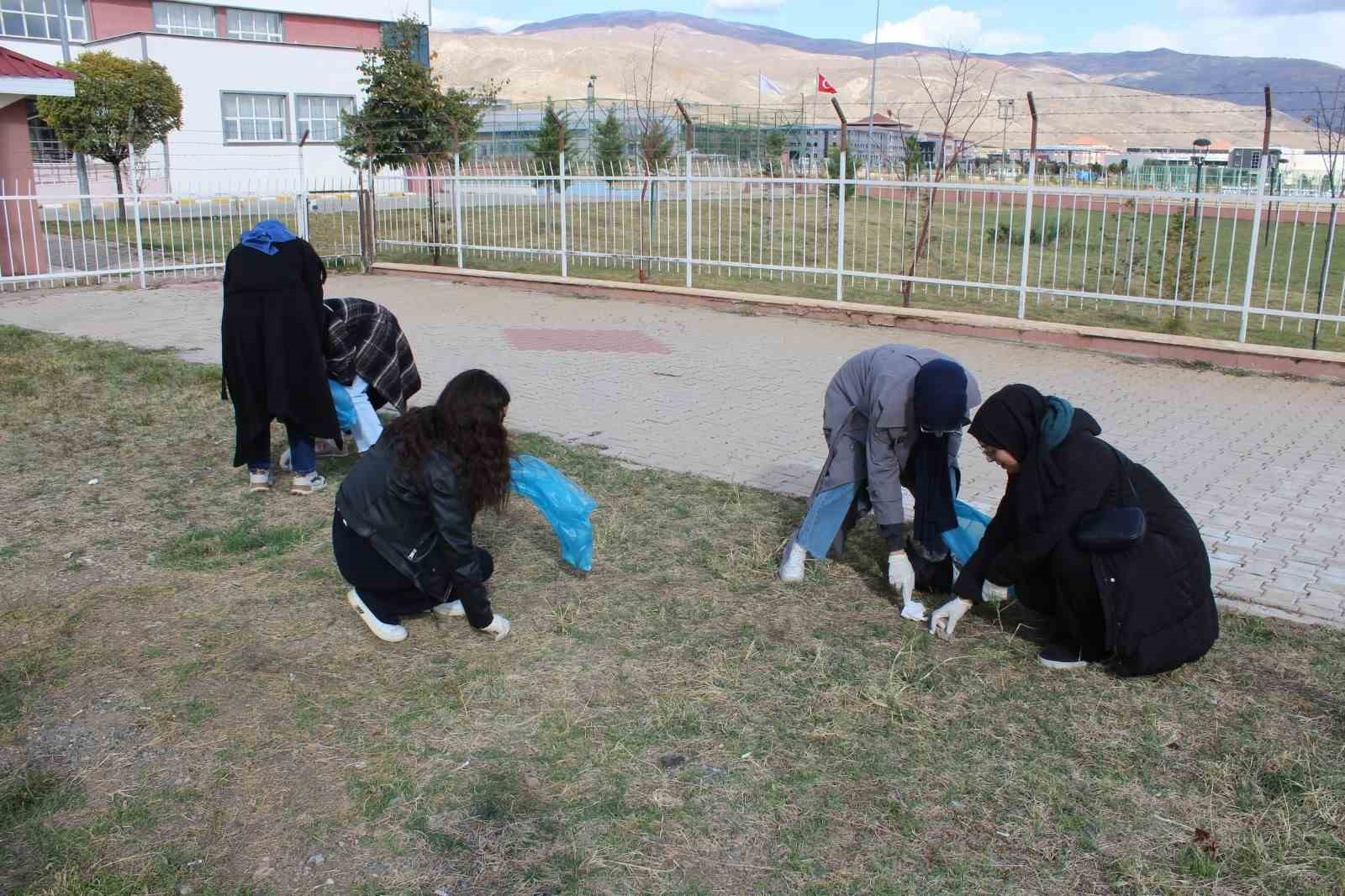 Çevre bilinci için gönüllü öğrenciler sahada
