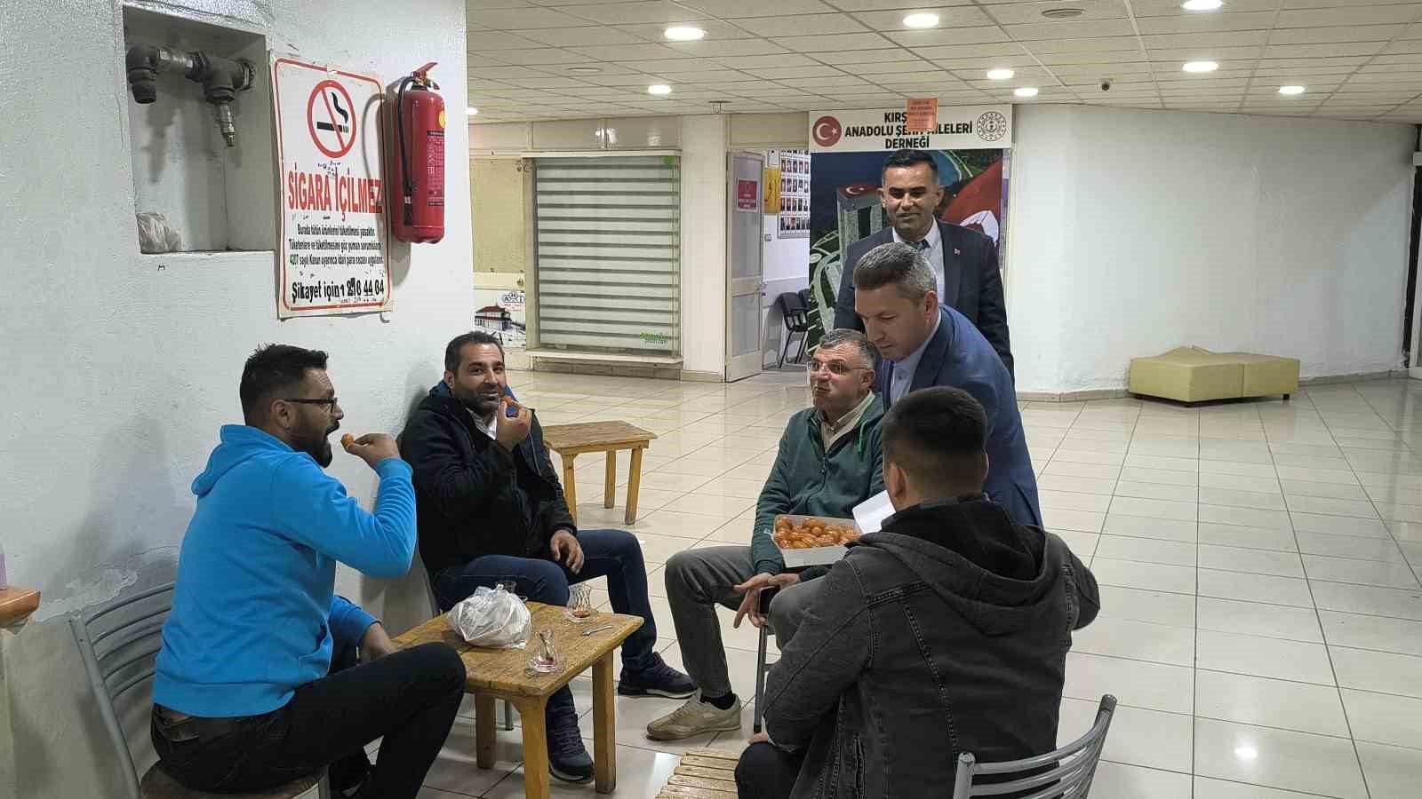 FETÖ liderinin ölüm haberi üzerine tatlı dağıttılar
