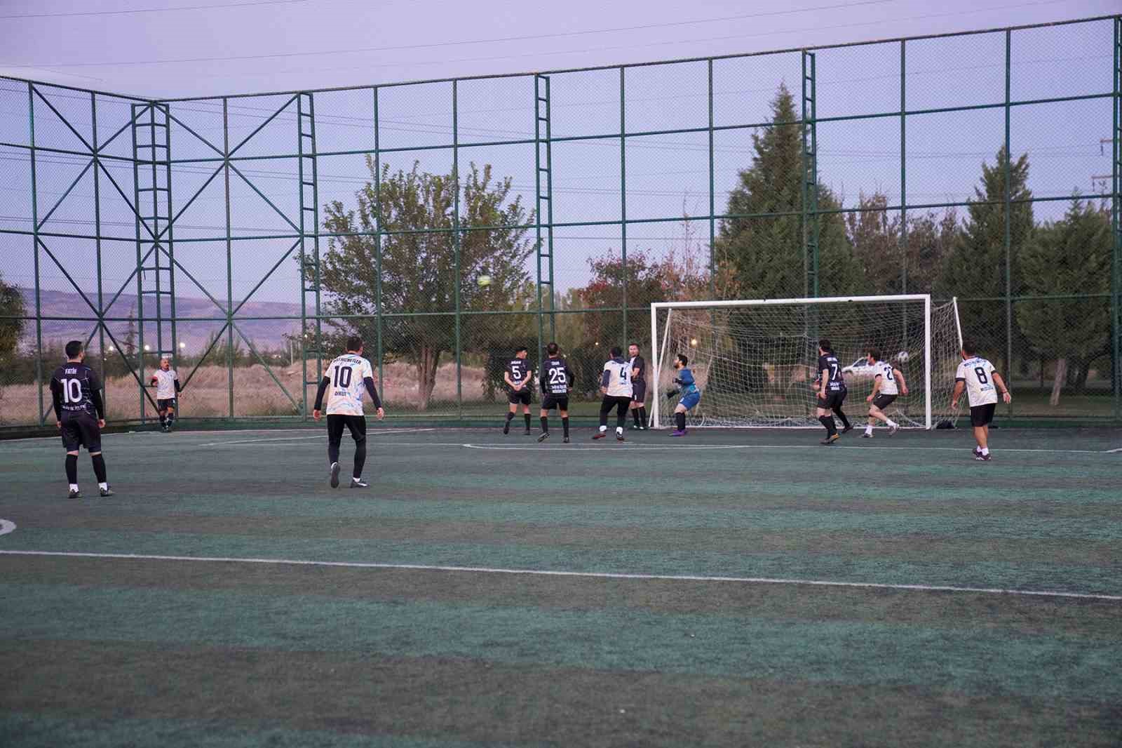 Tepebaşı’nda futbol turnuvası başladı
