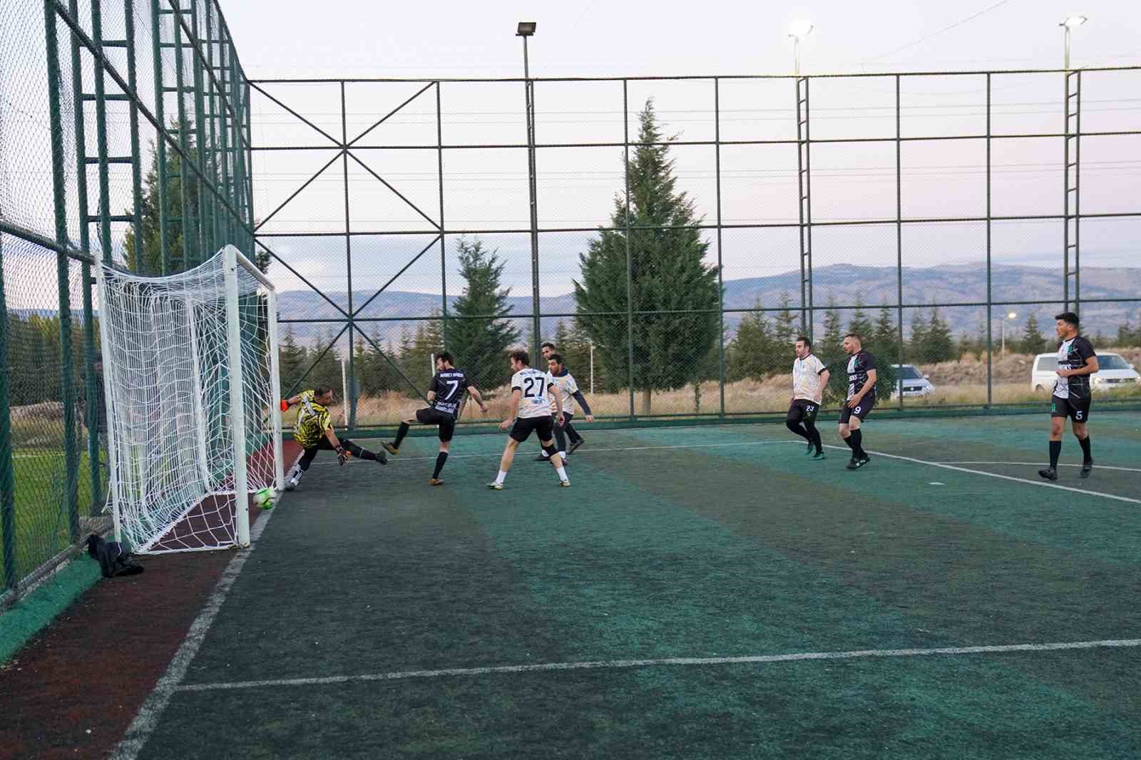 Tepebaşı’nda futbol turnuvası başladı
