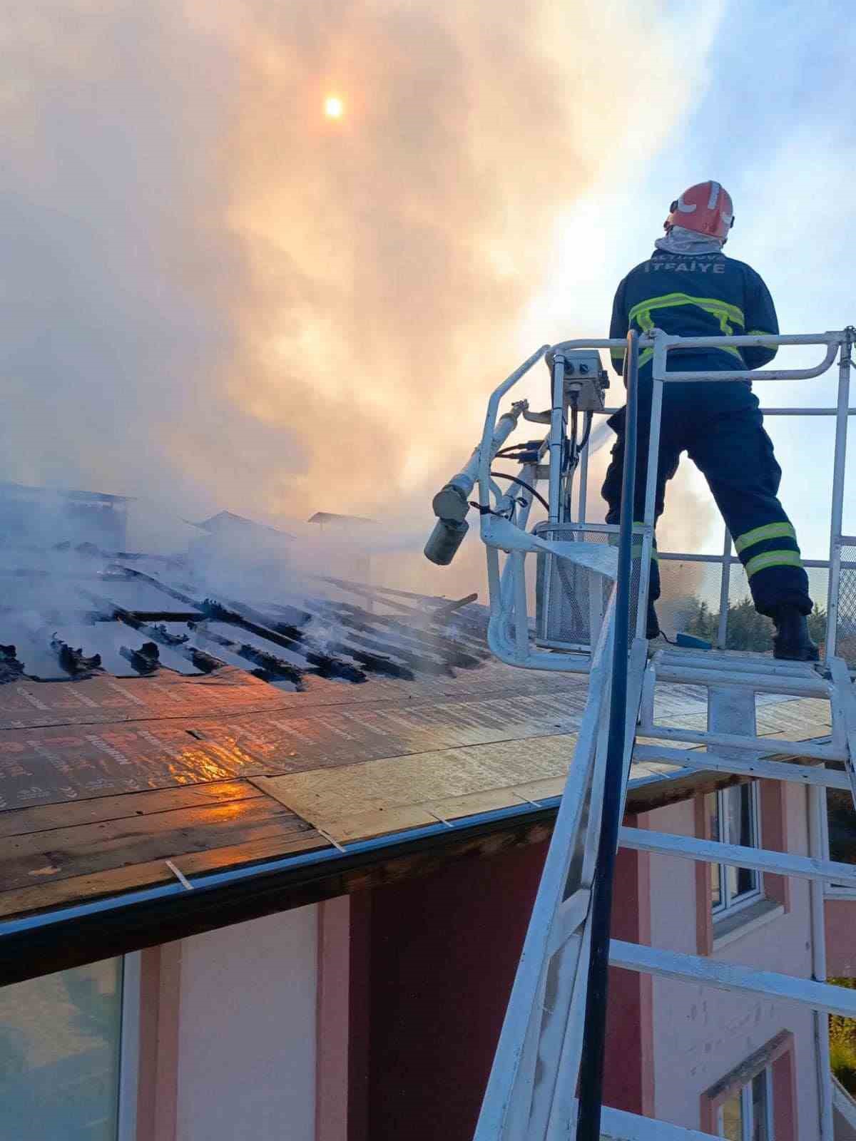 Yalova’da korkutan çatı yangını
