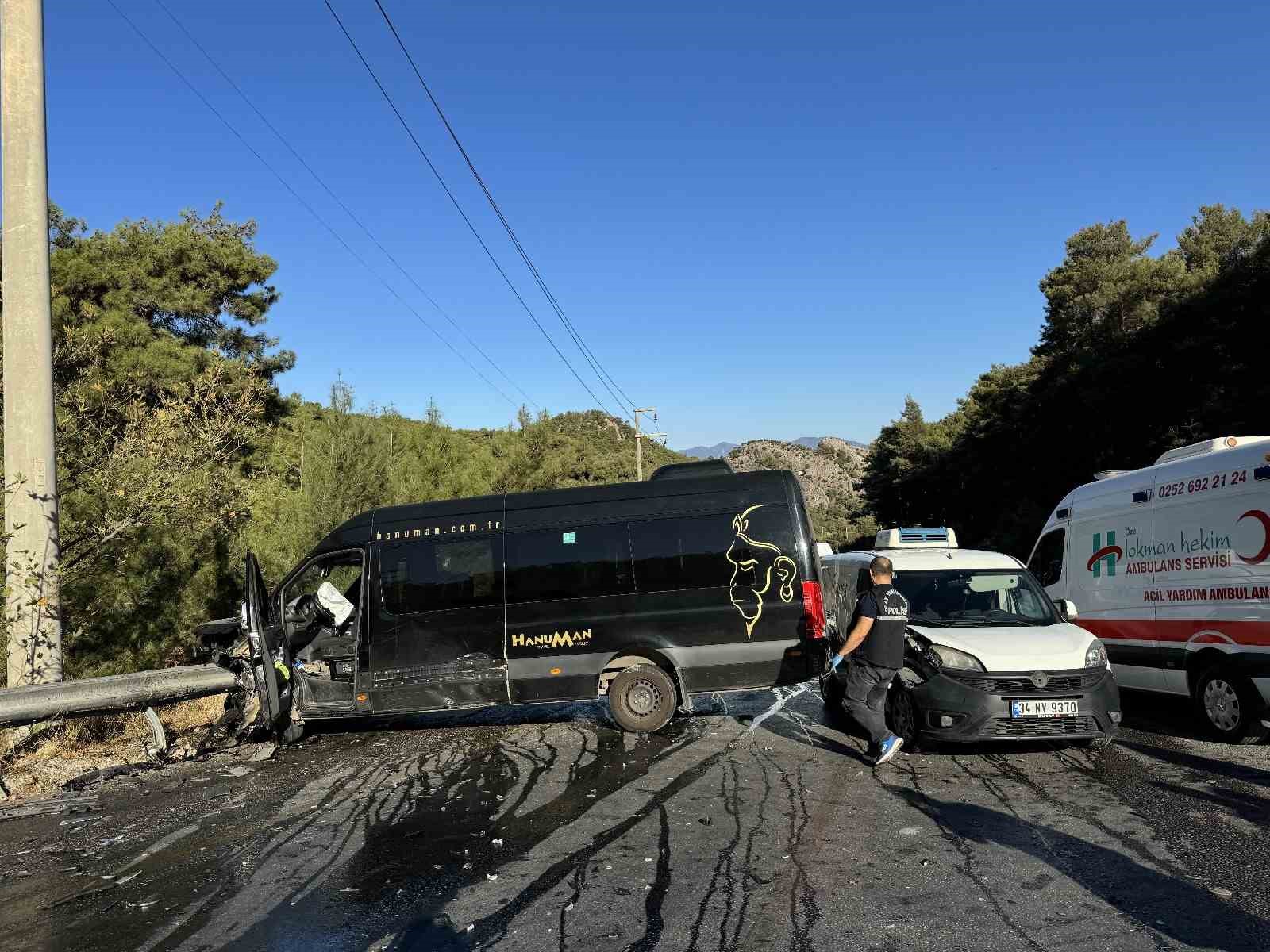 Fethiye’de 4 aracın karıştığı kazada 5 kişi yaralandı
