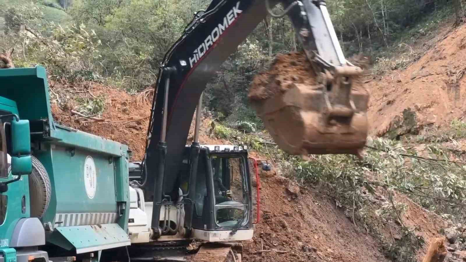 Heyelan sahasında yamaçtan dereye inen toprak için temizleme çalışması başlatıldı
