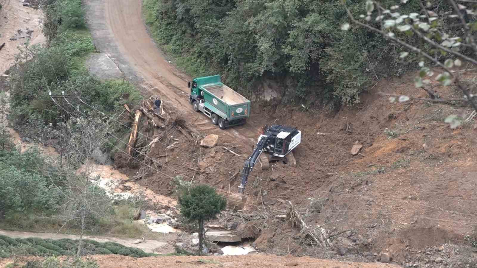 Heyelan sahasında yamaçtan dereye inen toprak için temizleme çalışması başlatıldı
