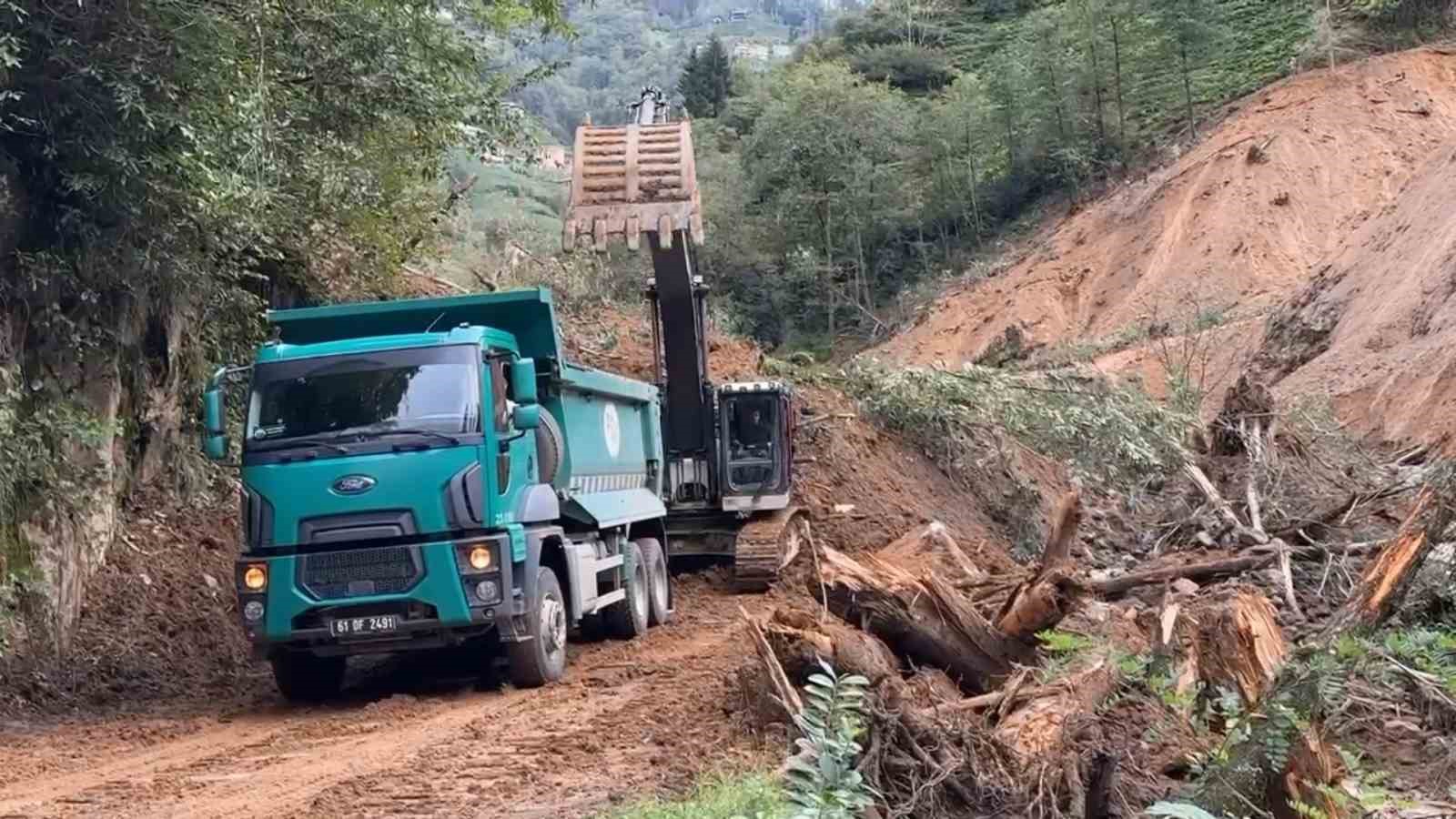 Heyelan sahasında yamaçtan dereye inen toprak için temizleme çalışması başlatıldı
