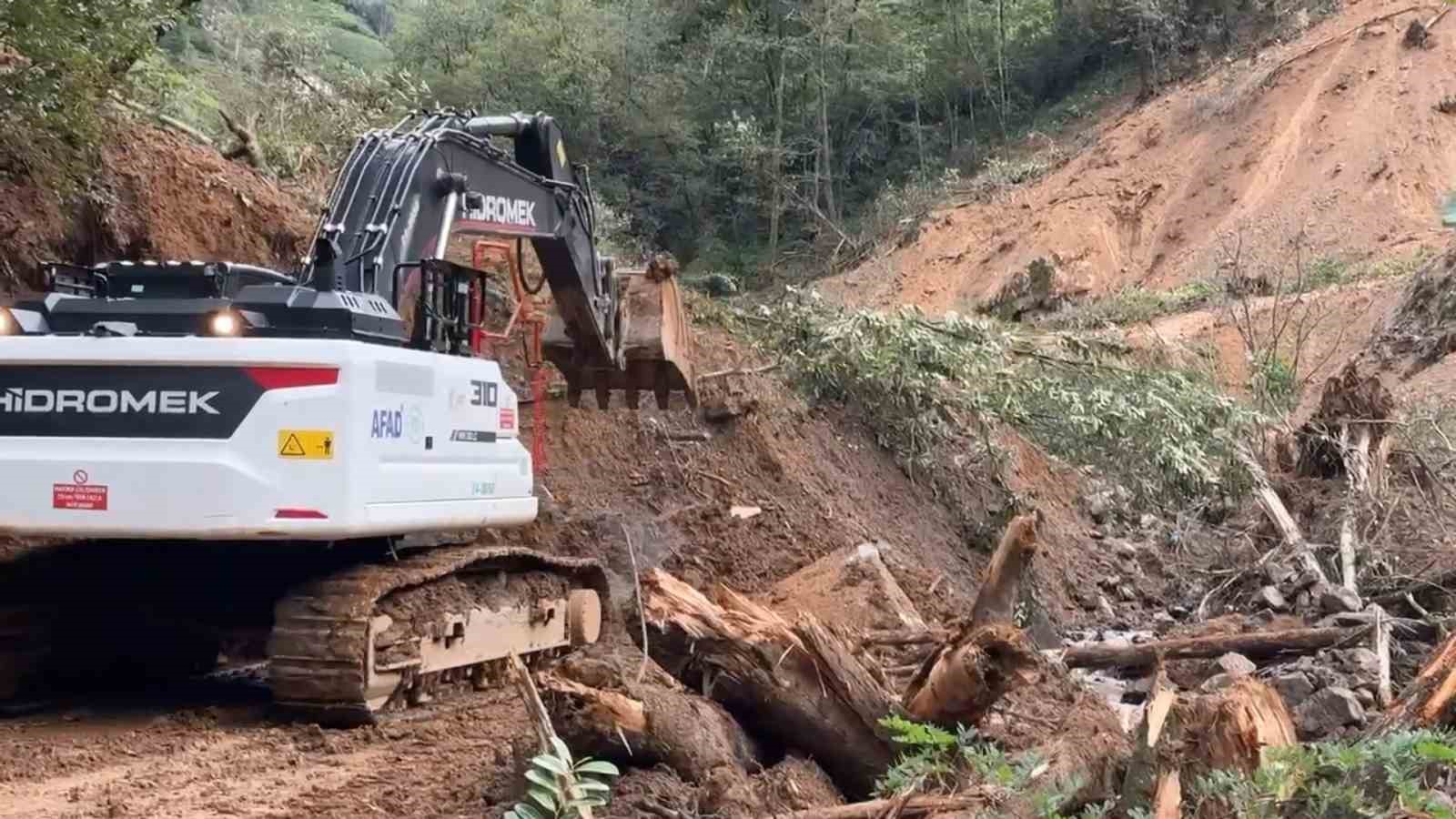 Heyelan sahasında yamaçtan dereye inen toprak için temizleme çalışması başlatıldı
