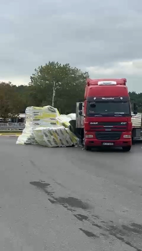 Virajı alamayan tırda yüklü malzemeler yola saçıldı
