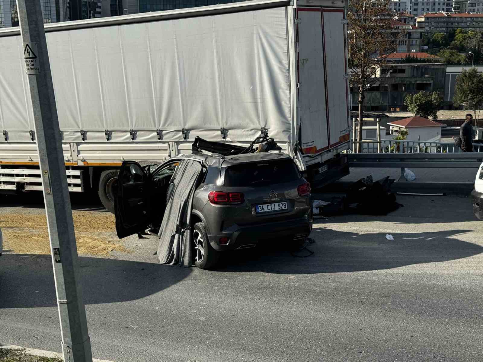 Zeytinburnu’ndaki feci kazada otomobil, park halindeki kamyonete çarptı: 1 ölü
