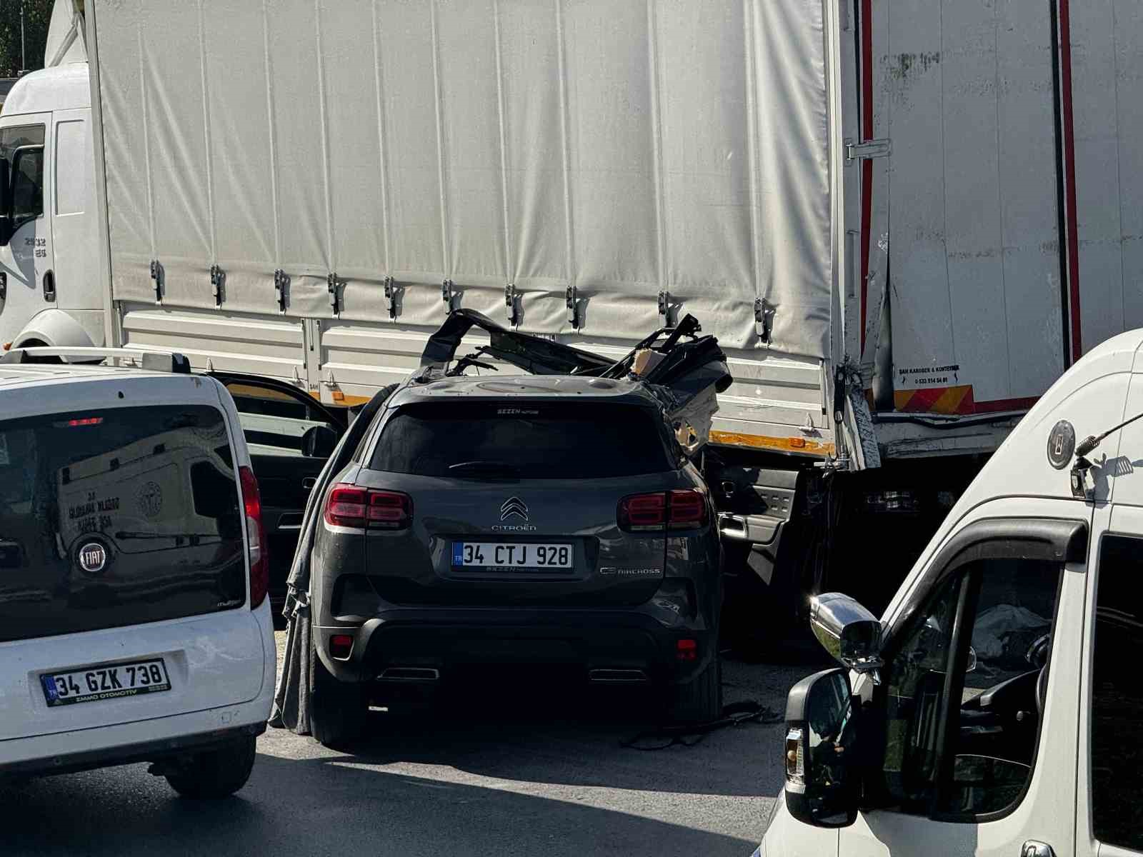 Zeytinburnu’ndaki feci kazada otomobil, park halindeki kamyonete çarptı: 1 ölü
