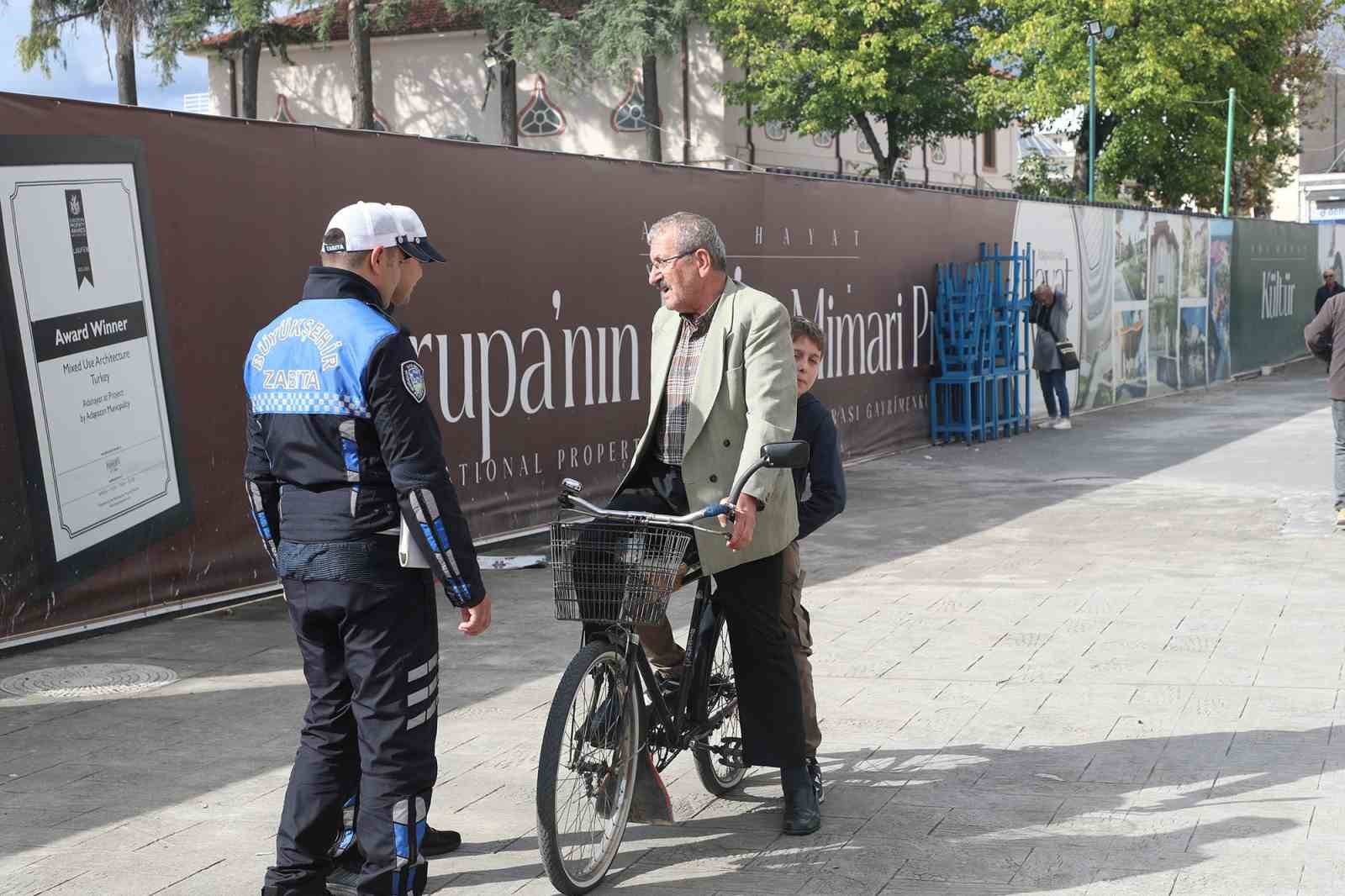 Sakarya Büyükşehir Belediyesi Zabıta ekiplerinden bisiklet sürücülerine uyarı
