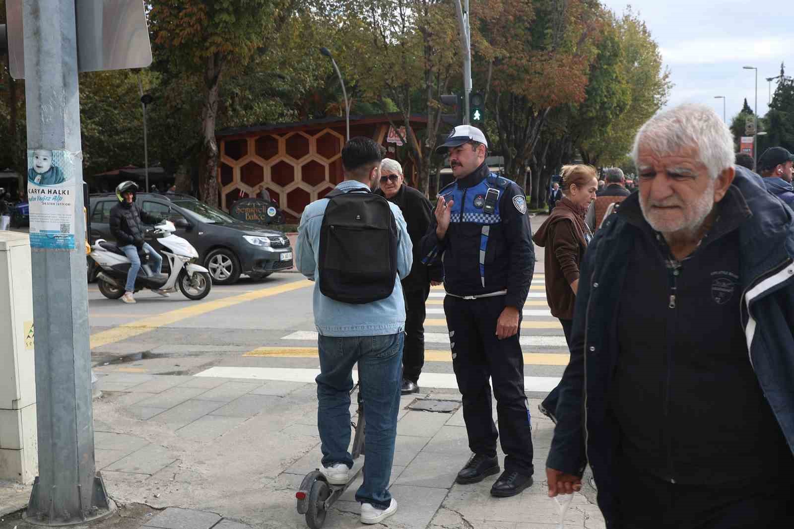 Sakarya Büyükşehir Belediyesi Zabıta ekiplerinden bisiklet sürücülerine uyarı
