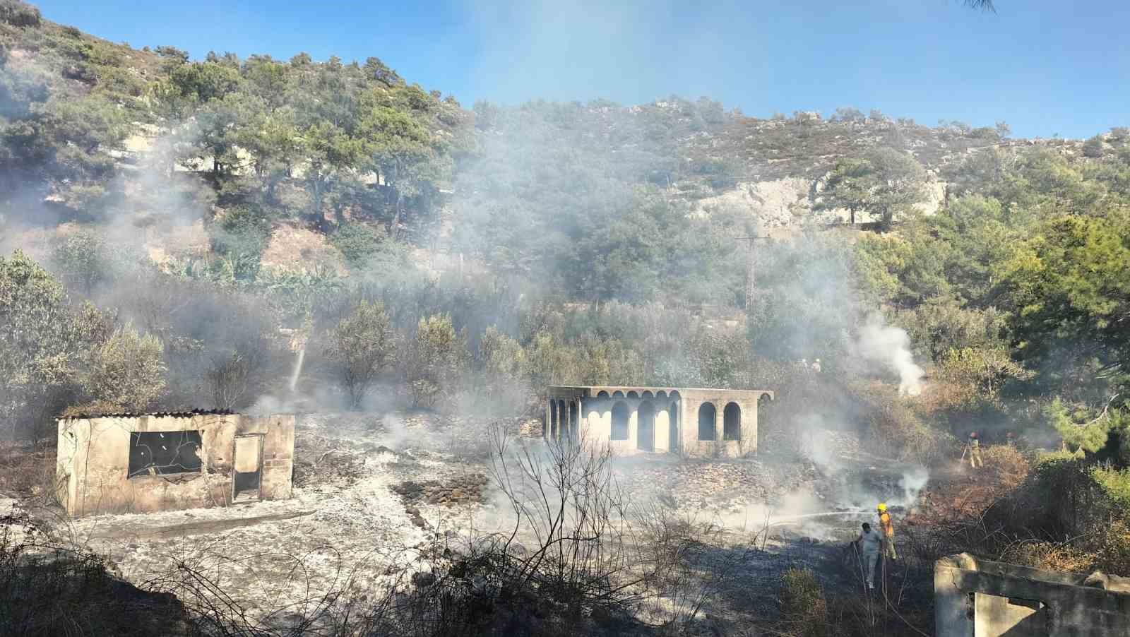 Mersin’in Anamur ilçesinde çıkan yangın kontrol altına alındı
