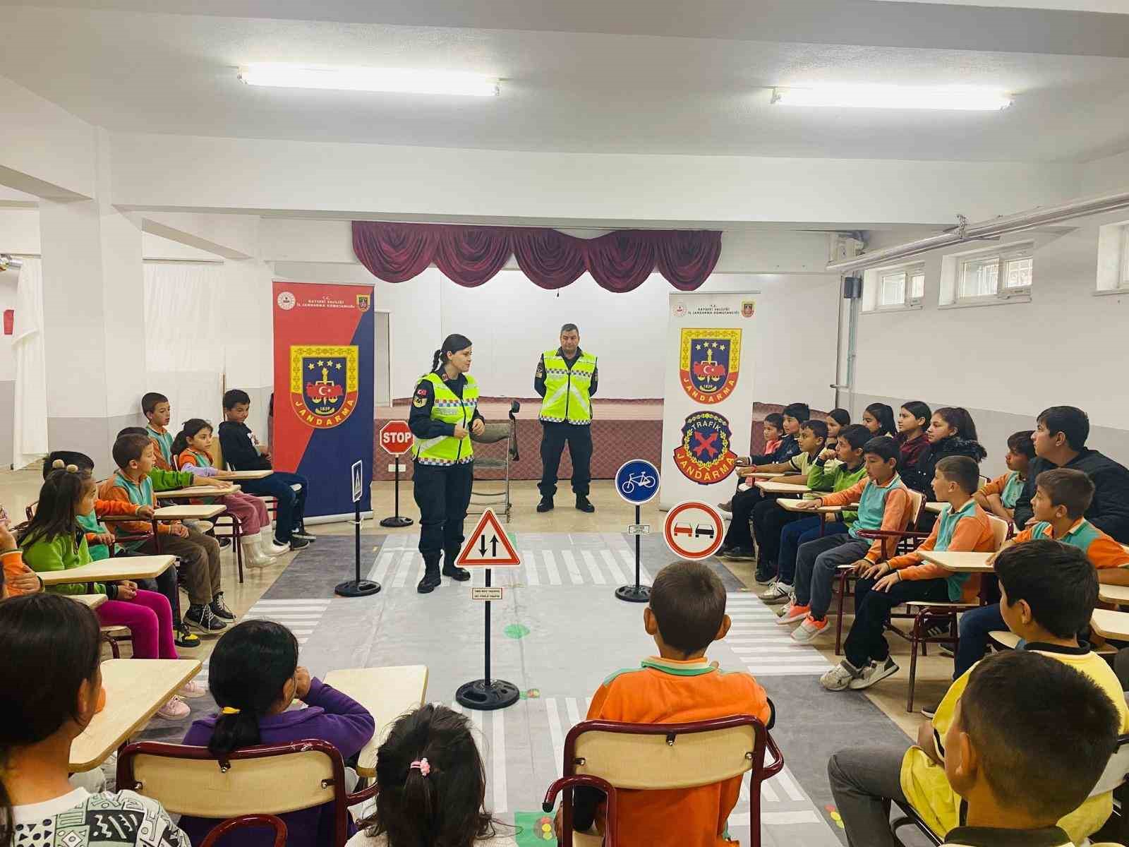 Jandarmadan ilk ve ortaokul öğrencilerine trafik eğitimi
