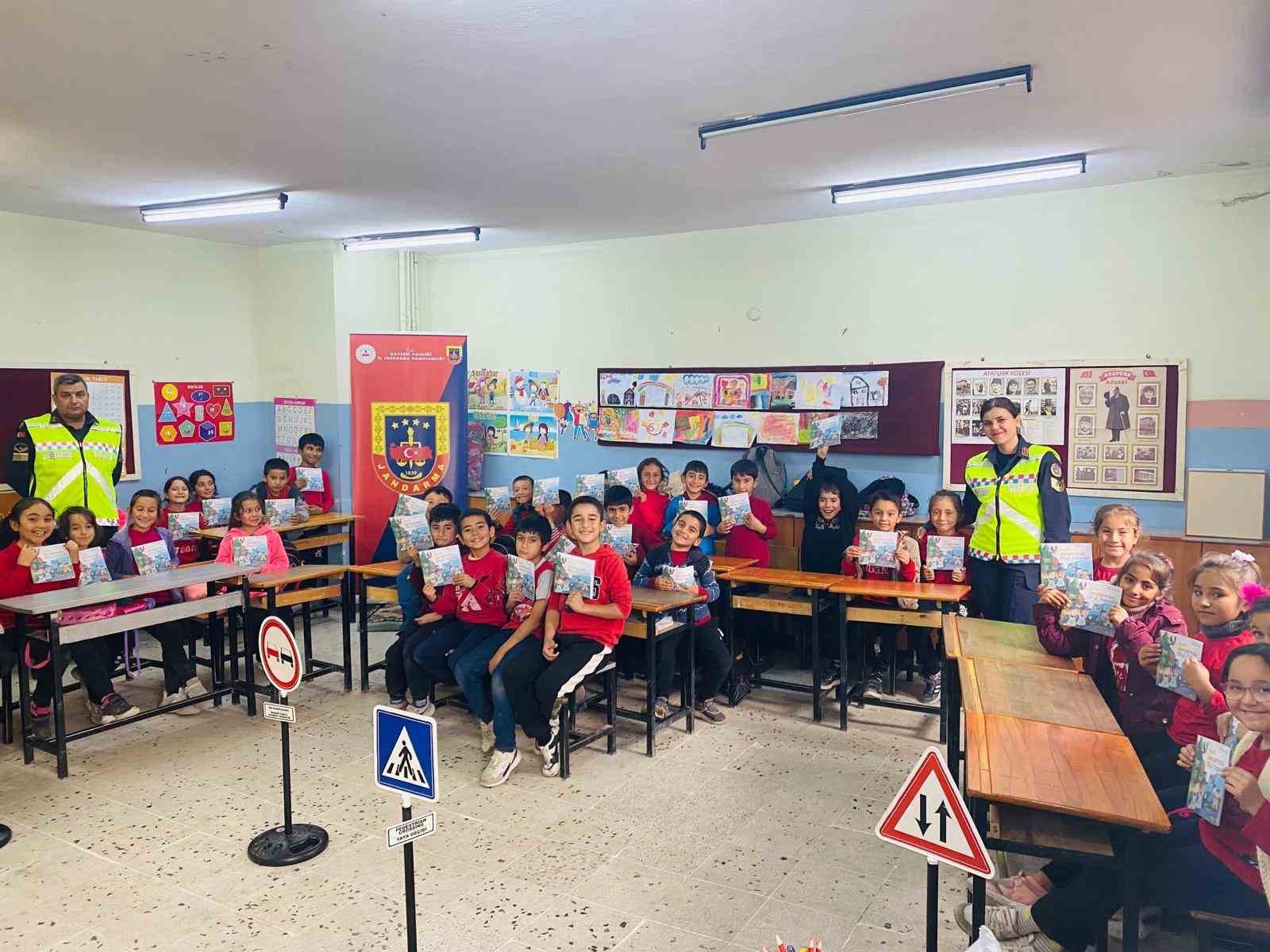 Jandarmadan ilk ve ortaokul öğrencilerine trafik eğitimi
