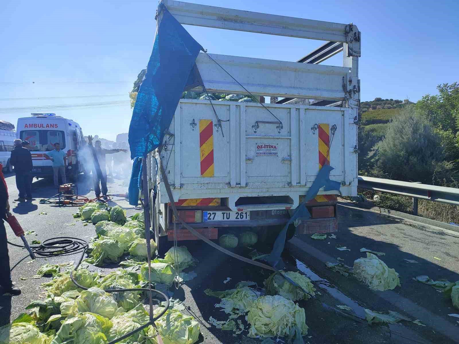 Tarsus’ta araçta sıkışan sürücüyü itfaiye ekipleri kurtardı
