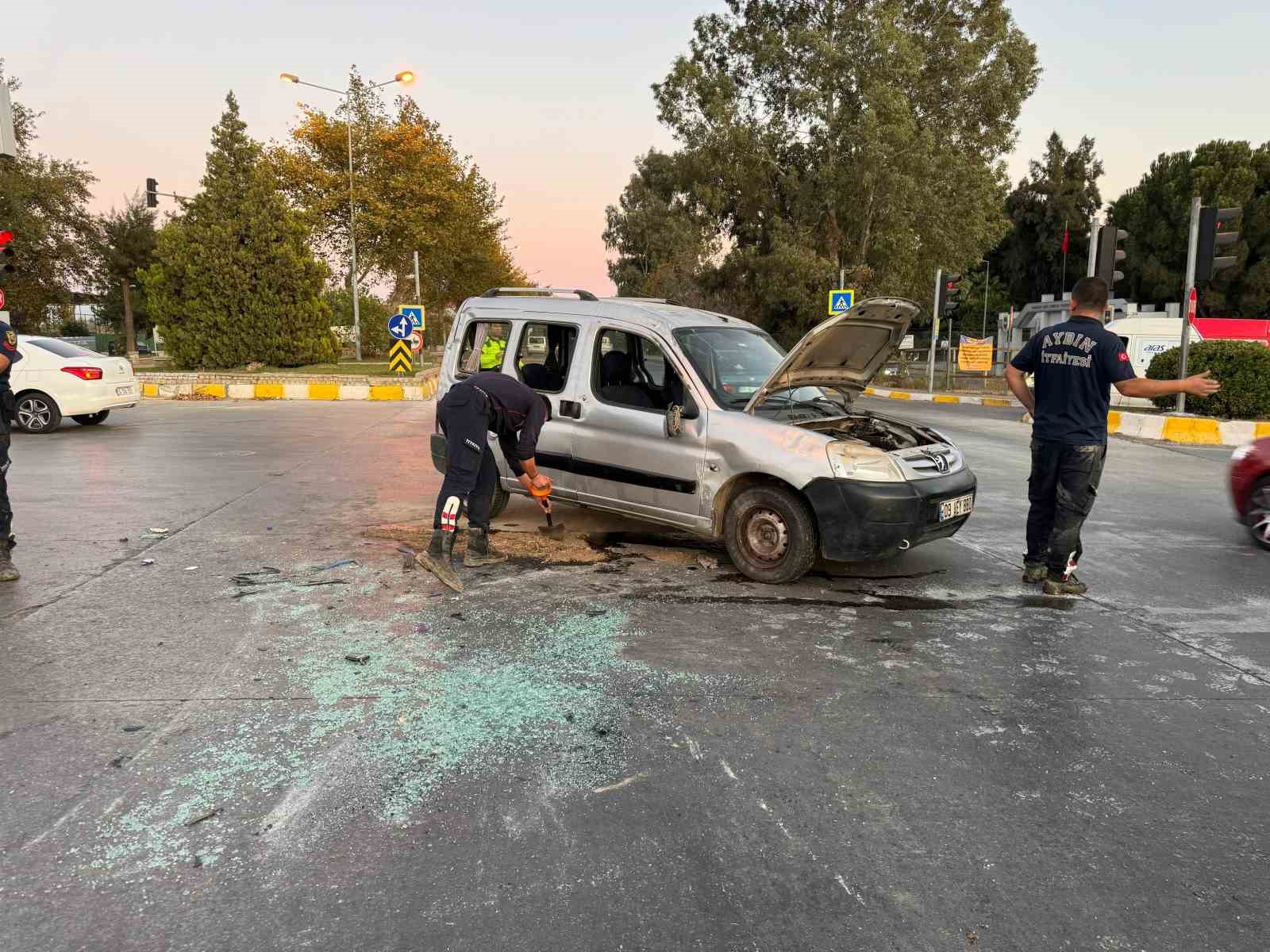 Hafif ticari araç takla attı: 3 yaralı
