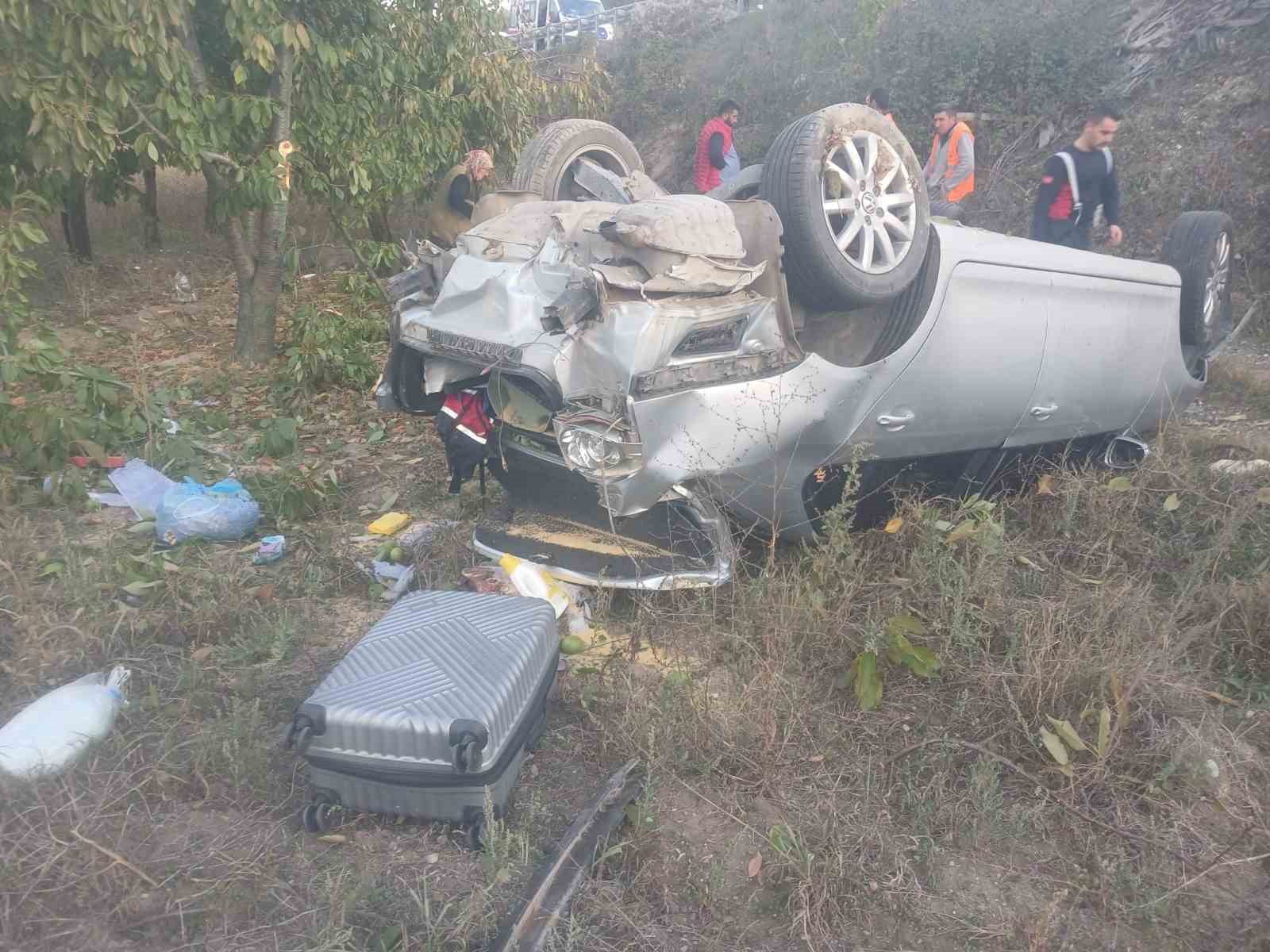 Şarampole uçan otomobildeki anne hayatını kaybetti, eşi ve bebeği yaralandı
