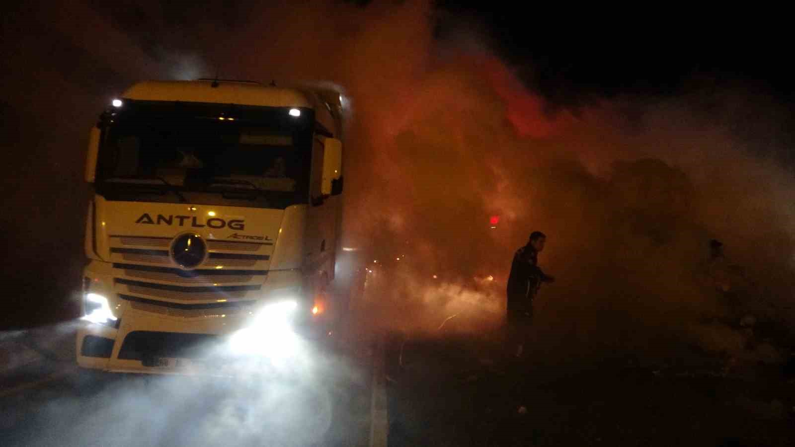 Antalya’da geri dönüşüm kamyonundaki atıklar alev aldı, dumanlar sürücülere zor anlar yaşattı
