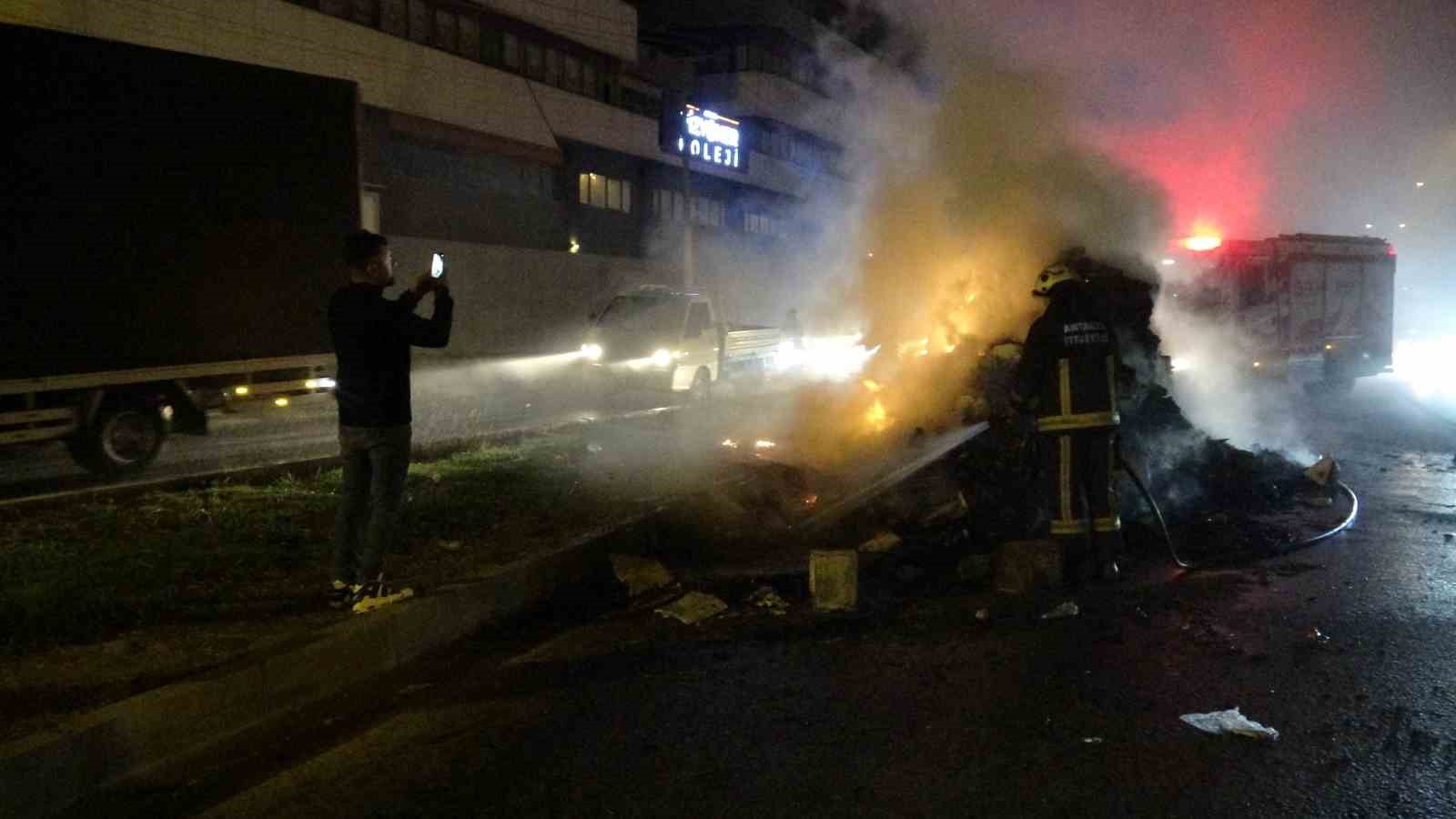 Antalya’da geri dönüşüm kamyonundaki atıklar alev aldı, dumanlar sürücülere zor anlar yaşattı
