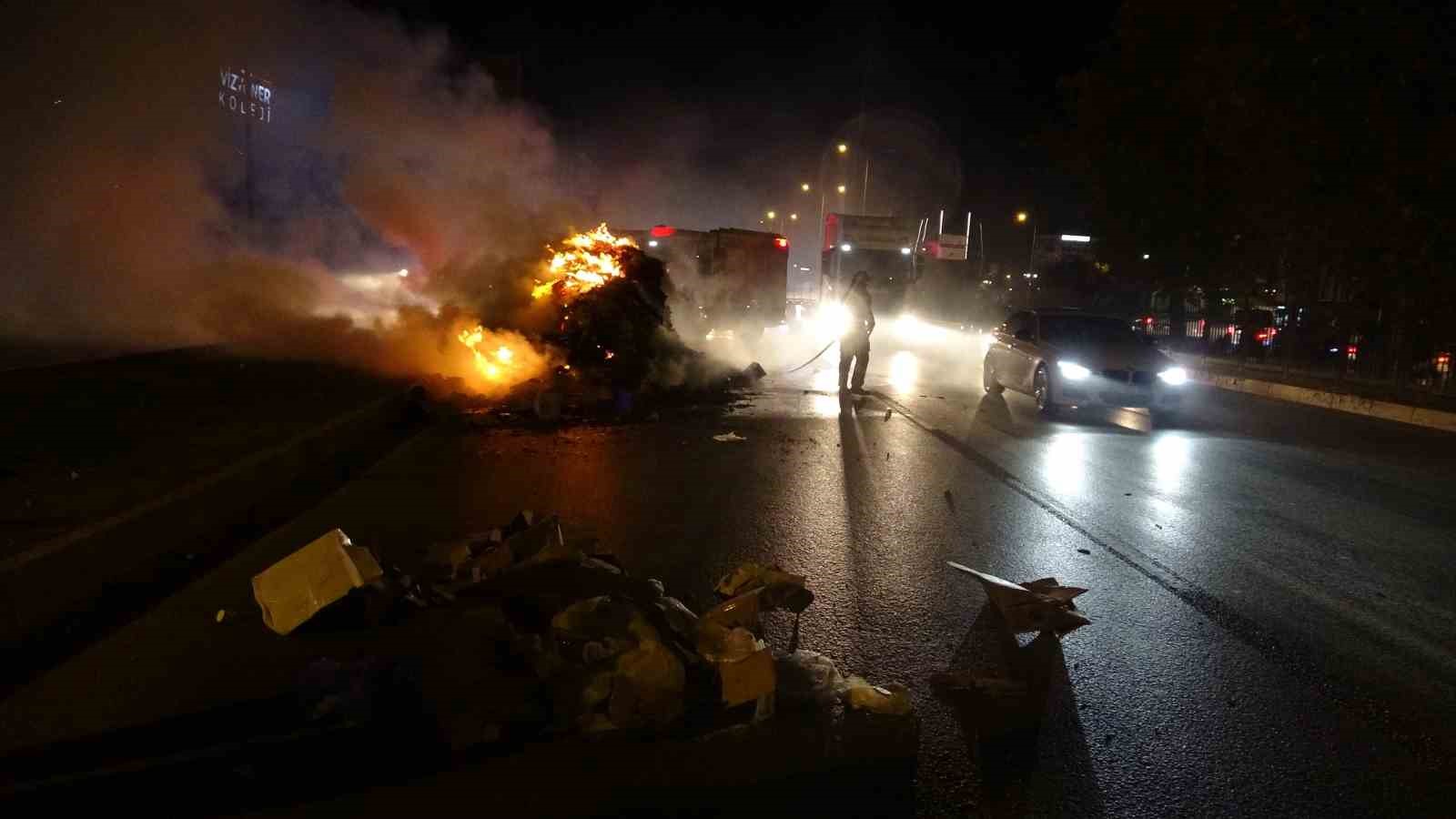 Antalya’da geri dönüşüm kamyonundaki atıklar alev aldı, dumanlar sürücülere zor anlar yaşattı
