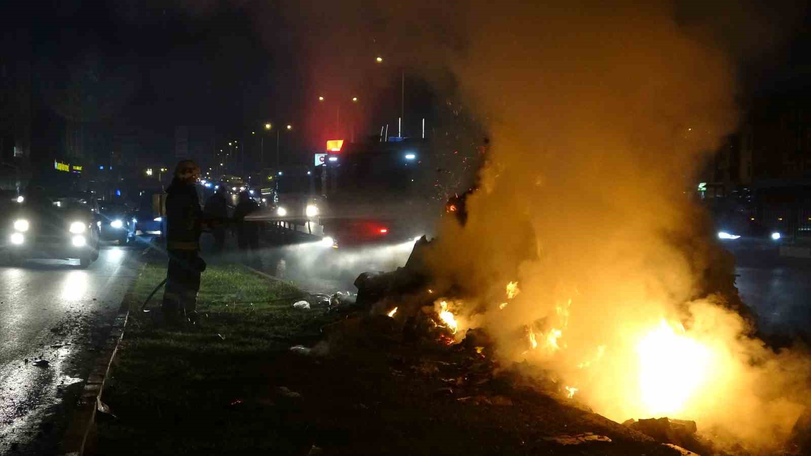 Antalya’da geri dönüşüm kamyonundaki atıklar alev aldı, dumanlar sürücülere zor anlar yaşattı
