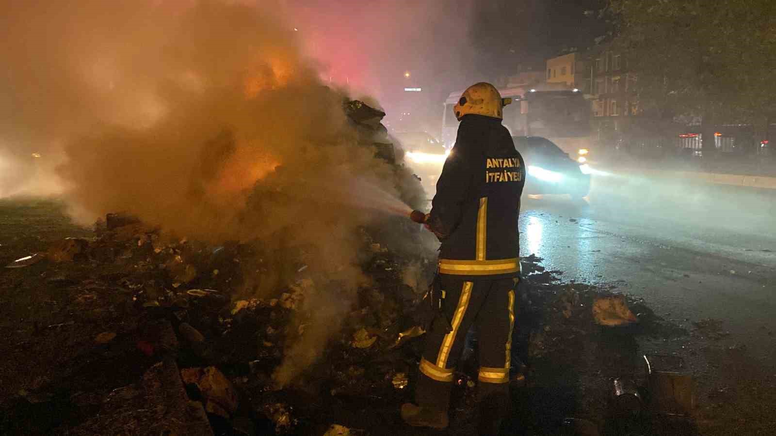 Antalya’da geri dönüşüm kamyonundaki atıklar alev aldı, dumanlar sürücülere zor anlar yaşattı
