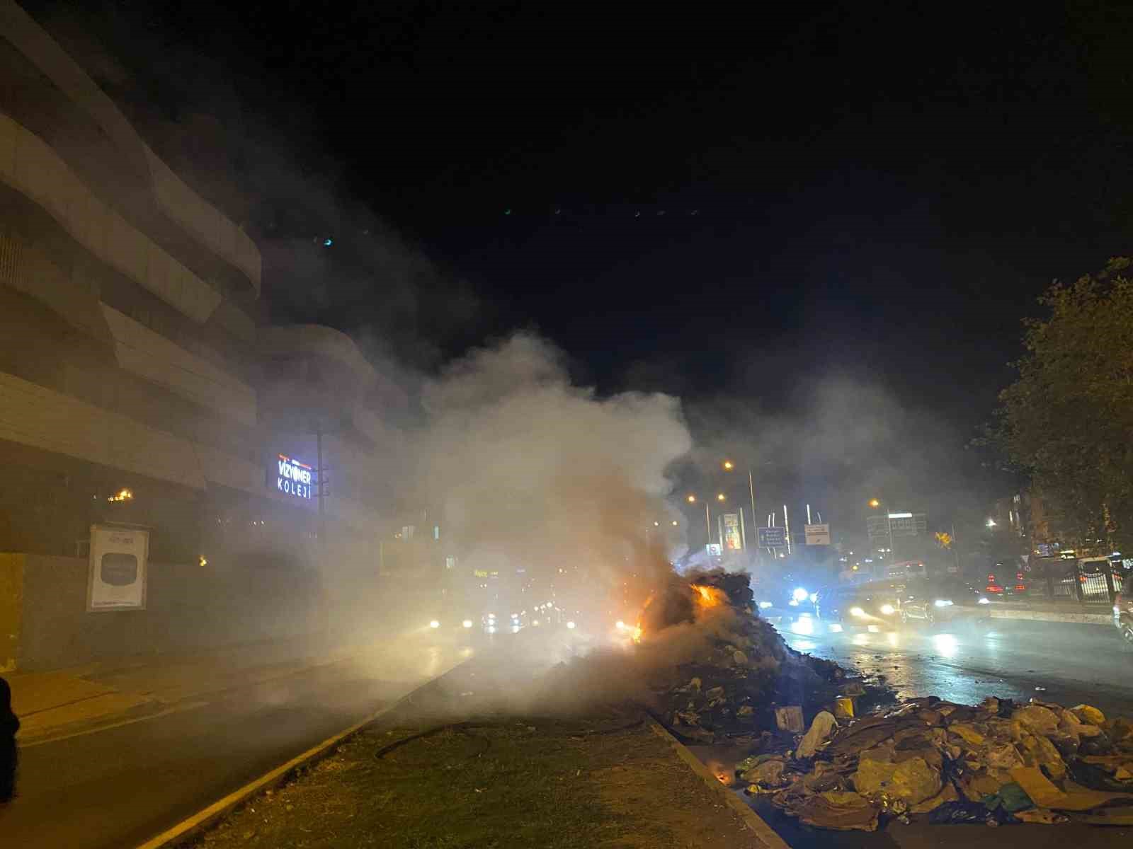 Antalya’da geri dönüşüm kamyonundaki atıklar alev aldı, dumanlar sürücülere zor anlar yaşattı
