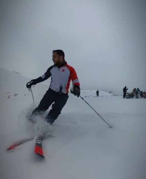 Adrenalin tutkunları mevsimin ilk kayağını yapıp 3278 rakımda hamsi yediler
