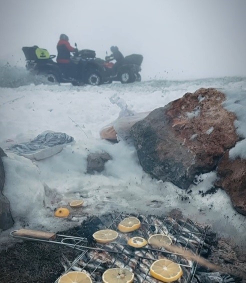 Adrenalin tutkunları mevsimin ilk kayağını yapıp 3278 rakımda hamsi yediler
