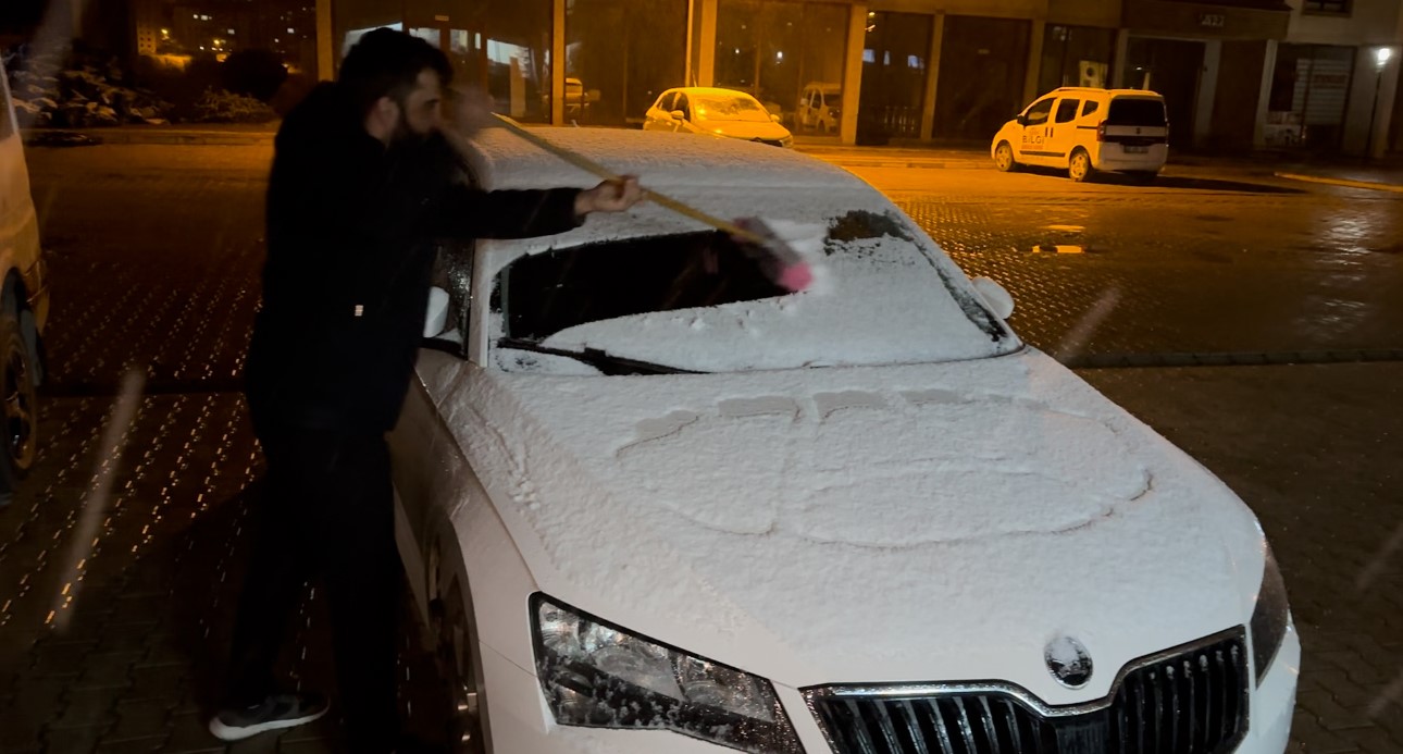 Yüksekova’ya kış erken geldi: Lapa lapa kar yağışı başladı
