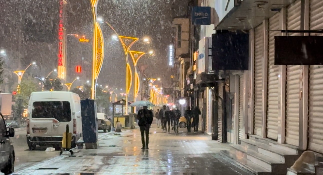 Yüksekova’ya kış erken geldi: Lapa lapa kar yağışı başladı
