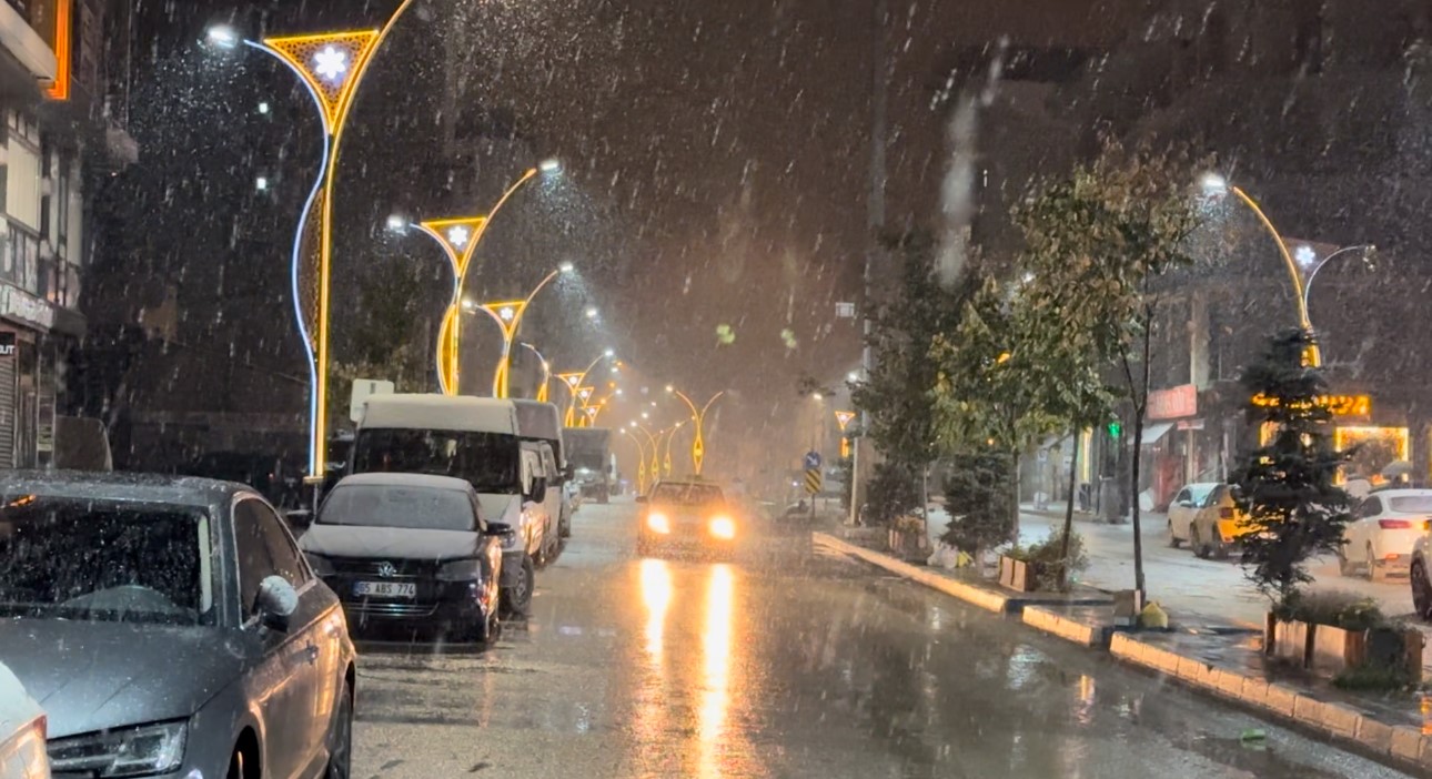 Yüksekova’ya kış erken geldi: Lapa lapa kar yağışı başladı
