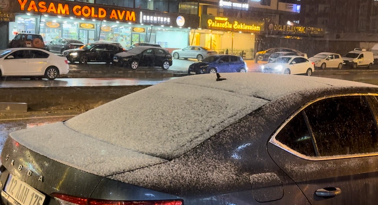 Yüksekova’ya kış erken geldi: Lapa lapa kar yağışı başladı
