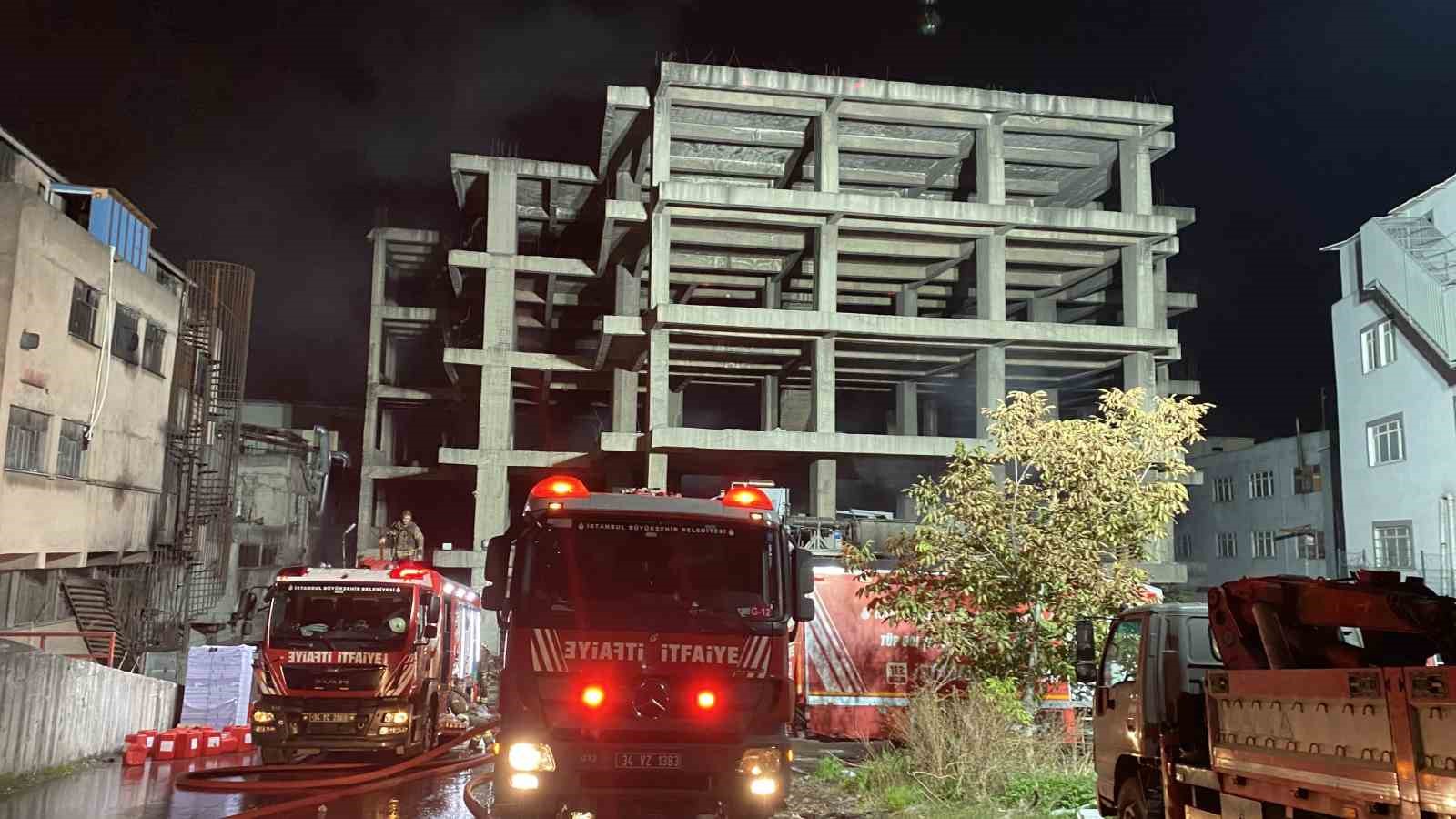 Zeytinburnu’nda iş merkezindeki yangını söndürme çalışmaları 13 saattir sürüyor
