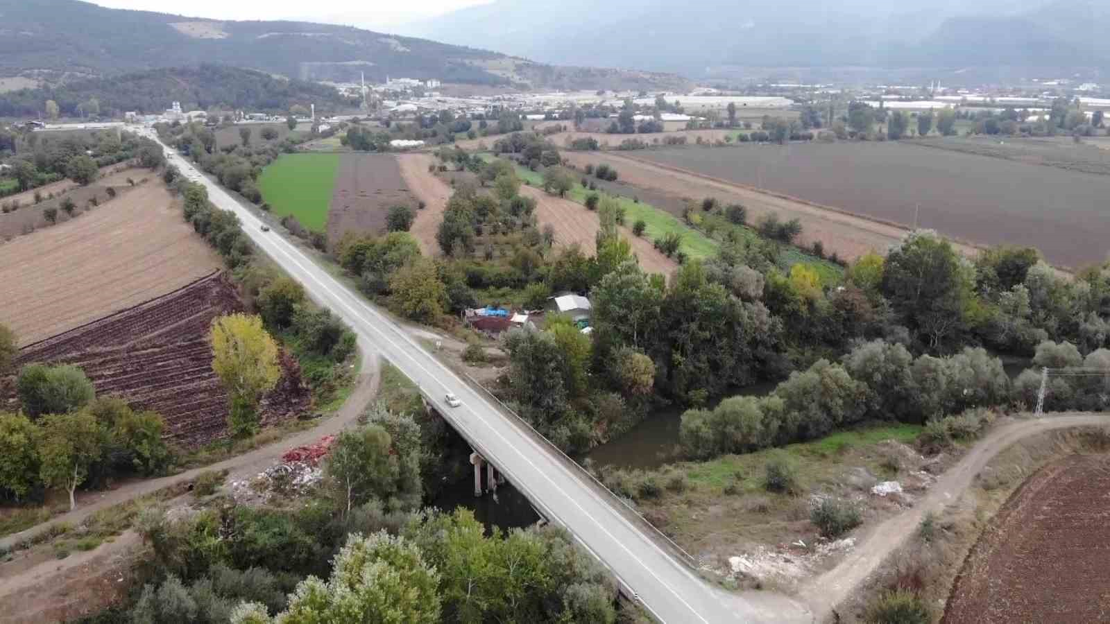 Yeşilırmak Nehri’nin kıyısına çuvallar dolusu soğan ve patlıcan döküldü
