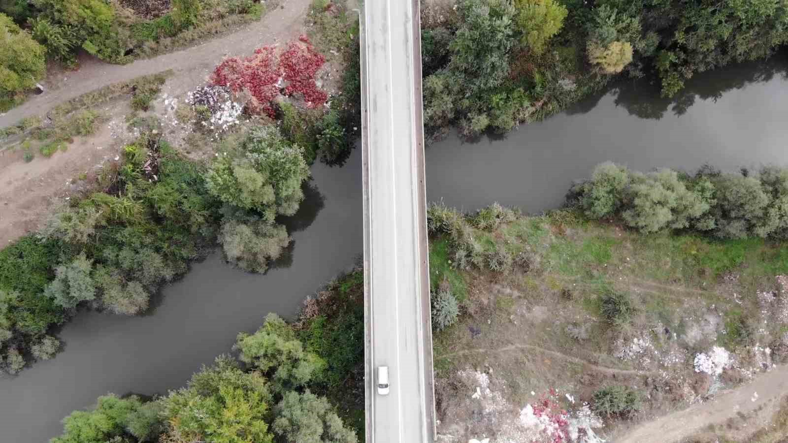 Yeşilırmak Nehri’nin kıyısına çuvallar dolusu soğan ve patlıcan döküldü
