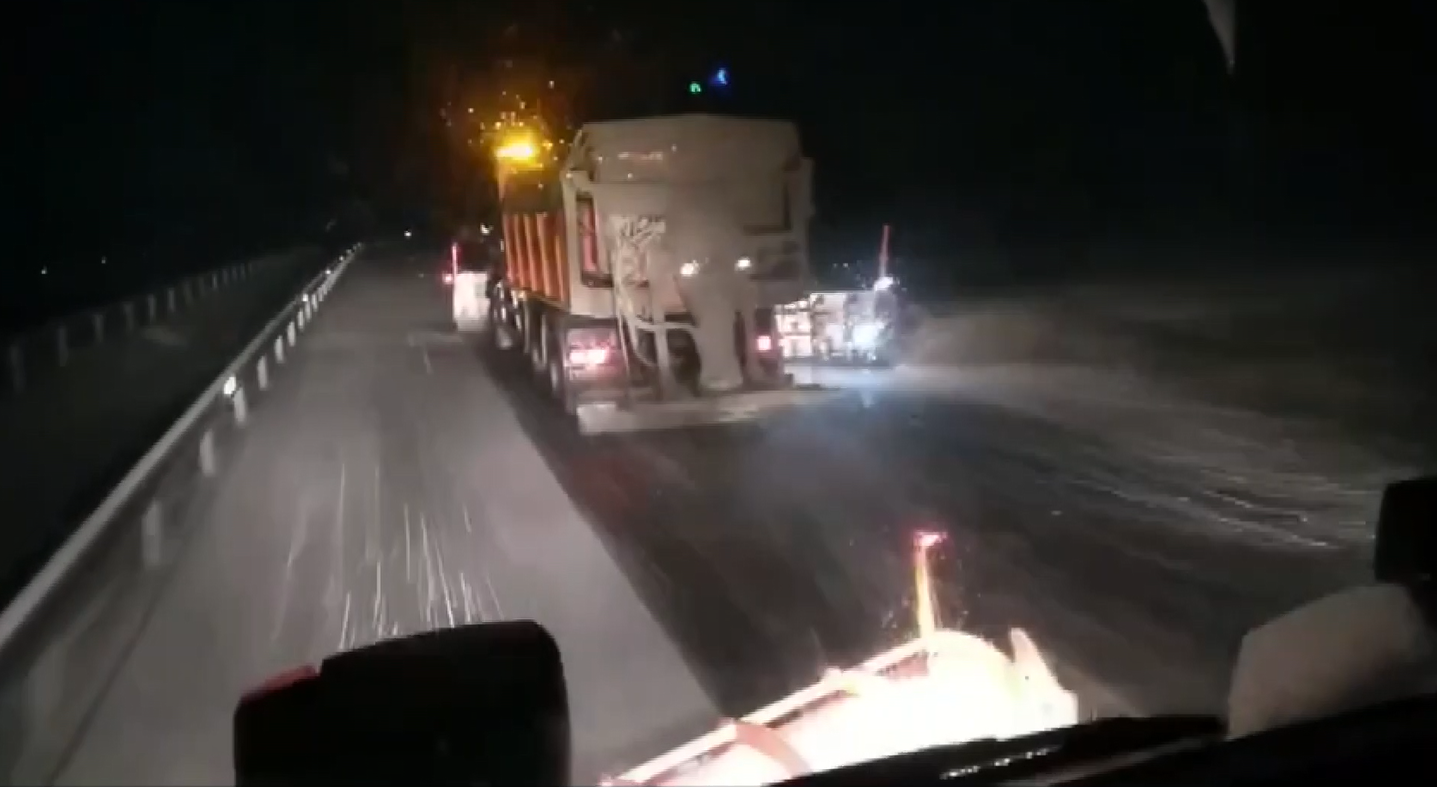 Karayolları ekiplerince 2 bin 400 rakımlı Kop Dağ’ında tuzlama çalışması yapıldı
