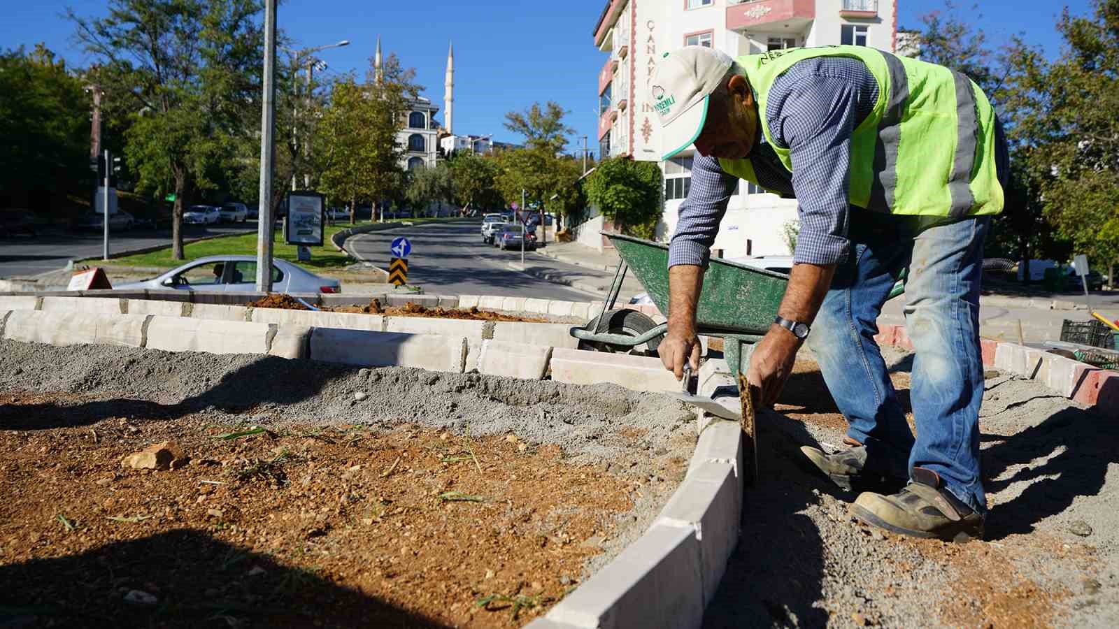 Kahramanmaraş’ta refüj ve kavşaklar yenileniyor
