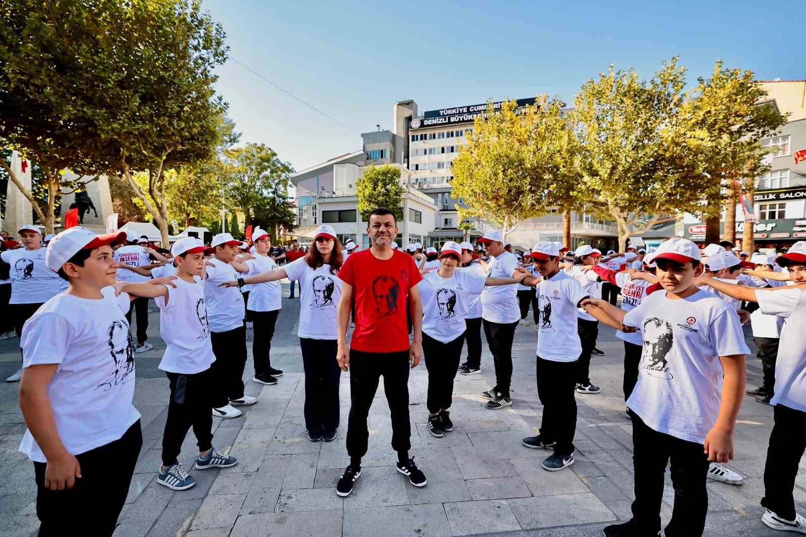 Denizli’de 400 öğrenciden 29 Ekim Cumhuriyet Bayramına özel koreografi
