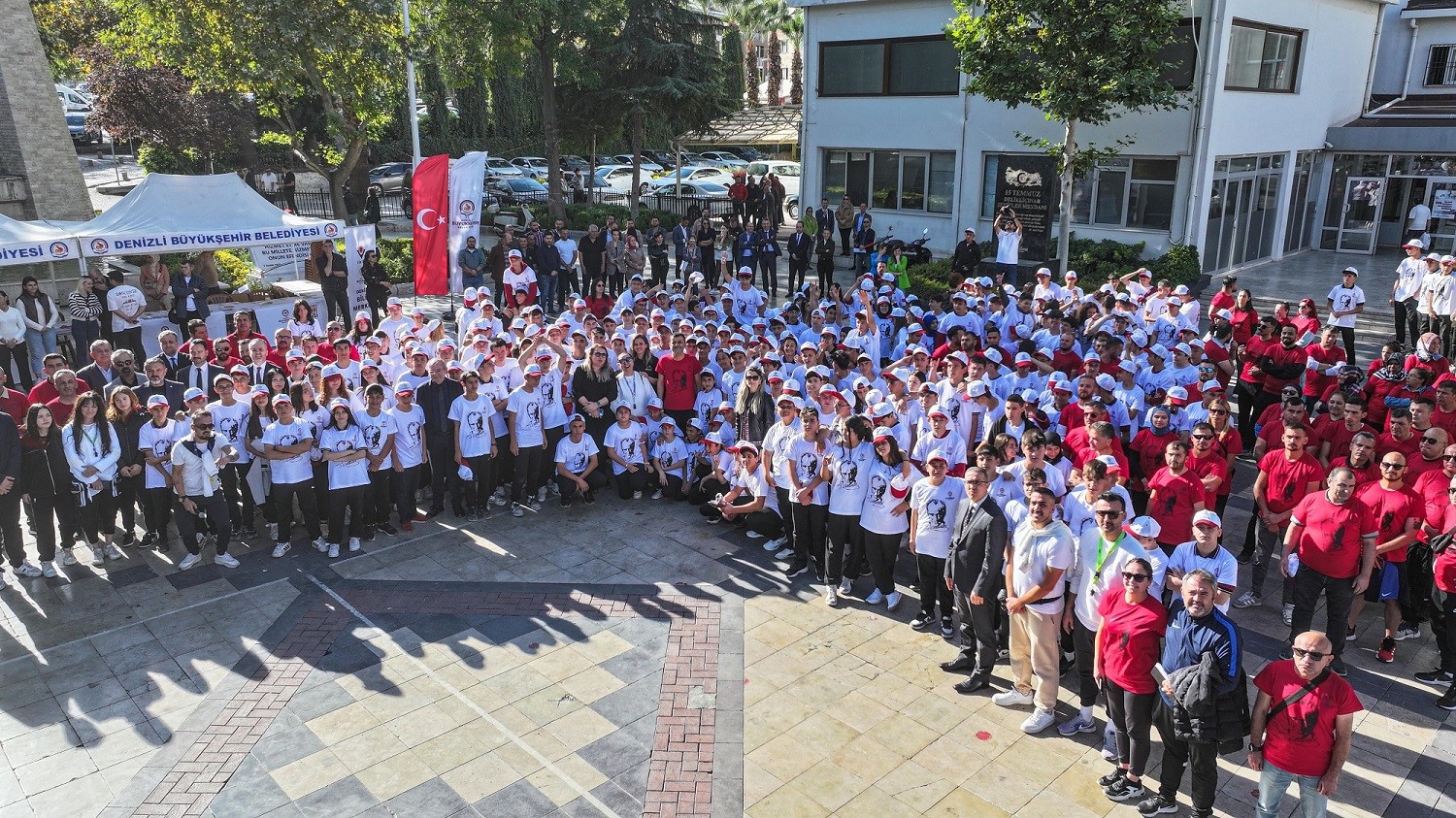 Denizli’de 400 öğrenciden 29 Ekim Cumhuriyet Bayramına özel koreografi
