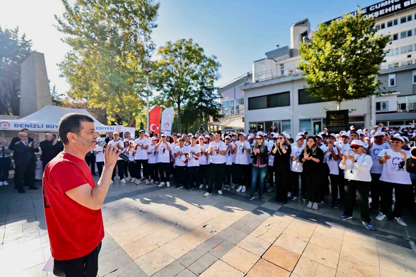 Denizli’de 400 öğrenciden 29 Ekim Cumhuriyet Bayramına özel koreografi
