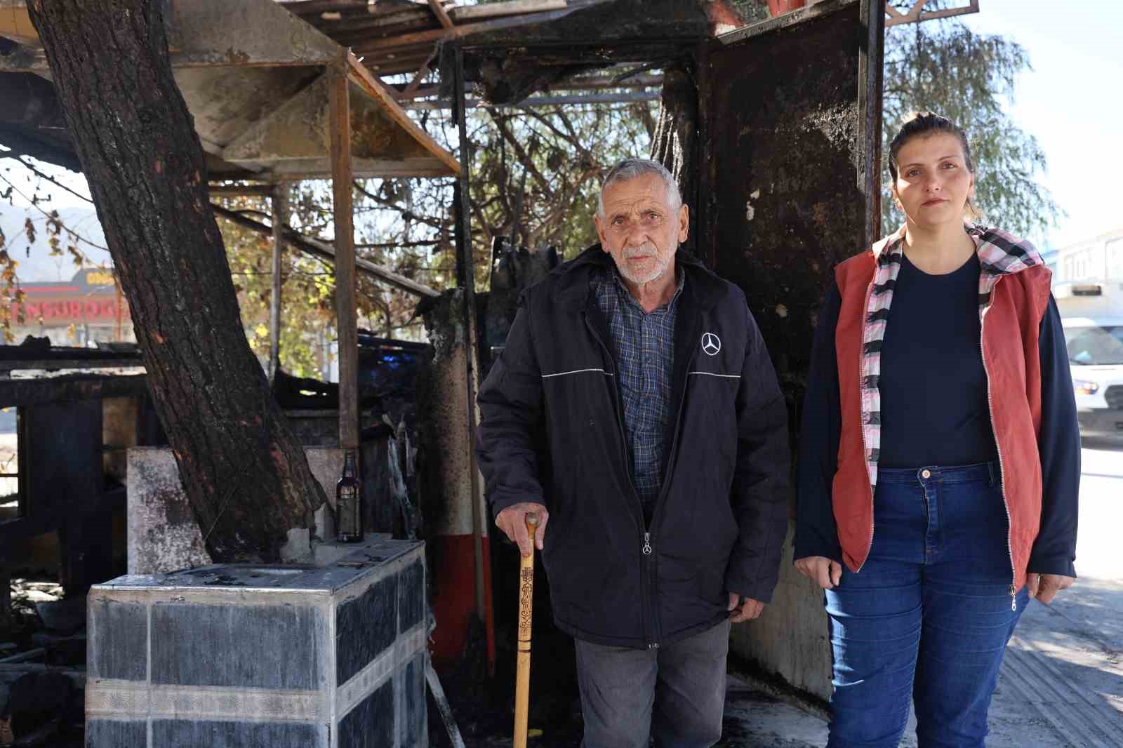 Depremzede esnafın prefabrik iş yeri alevlere teslim oldu
