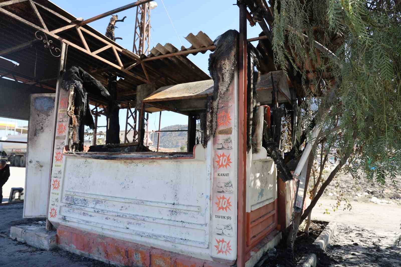 Depremzede esnafın prefabrik iş yeri alevlere teslim oldu
