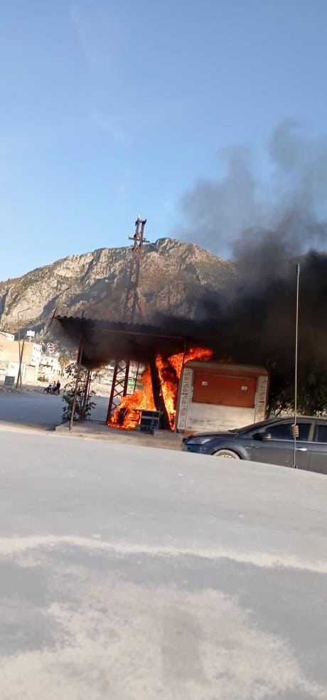 Depremzede esnafın prefabrik iş yeri alevlere teslim oldu
